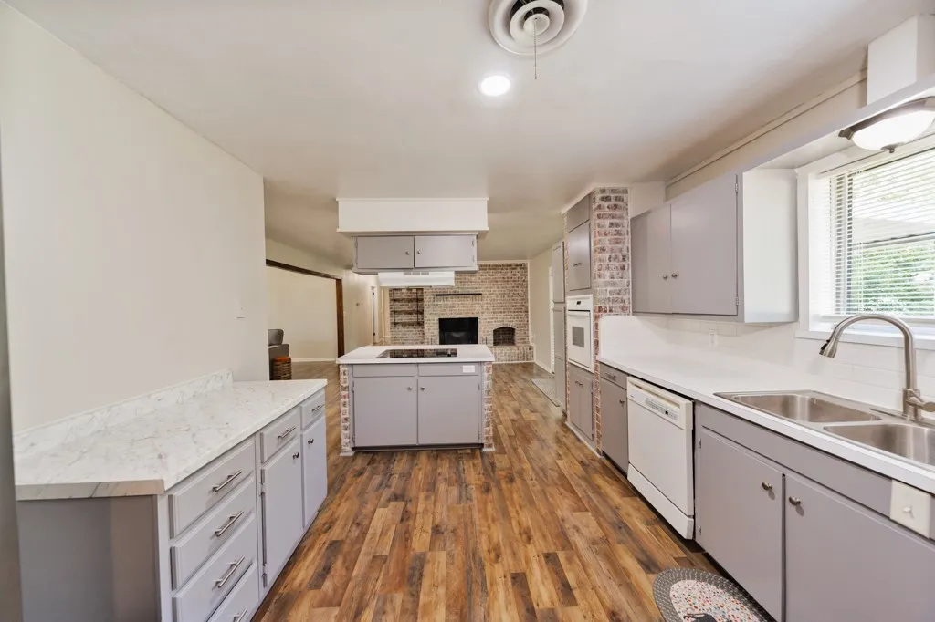 Single Family Residence For Sale in Montague County , 500 W London Street, Bowie, Texas 76230, 3 Bedroom, 2 Bathroom, Garage spaces, 1,972 Sqft, built in 1964, mls#21266527, Real Estate Agent in Bowie, Homes For Sale in Montague county, Homes For Sale in Bowie, Realtor in Bowie Texas, Real Estate Brokerage Independent Realty Texas, Luminita Cordes Realtor