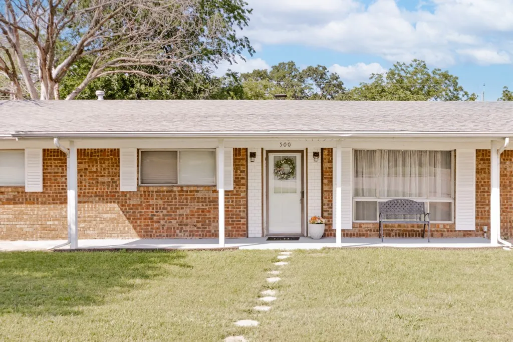Single Family Residence For Sale in Montague County , 500 W London Street, Bowie, Texas 76230, 3 Bedroom, 2 Bathroom, Garage spaces, 1,972 Sqft, built in 1964, mls#21266527, Real Estate Agent in Bowie, Homes For Sale in Montague county, Homes For Sale in Bowie, Realtor in Bowie Texas, Real Estate Brokerage Independent Realty Texas, Luminita Cordes Realtor
