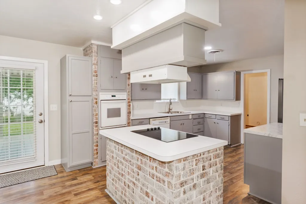 Single Family Residence For Sale in Montague County , 500 W London Street, Bowie, Texas 76230, 3 Bedroom, 2 Bathroom, Garage spaces, 1,972 Sqft, built in 1964, mls#21266527, Real Estate Agent in Bowie, Homes For Sale in Montague county, Homes For Sale in Bowie, Realtor in Bowie Texas, Real Estate Brokerage Independent Realty Texas, Luminita Cordes Realtor