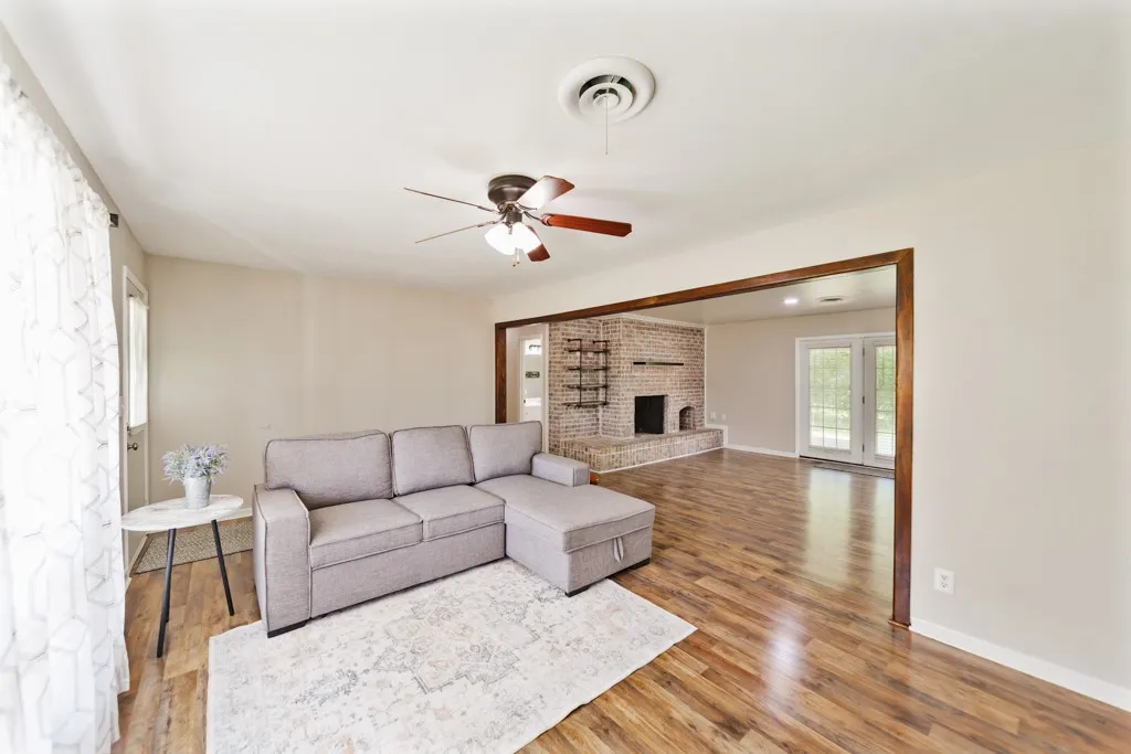Single Family Residence For Sale in Montague County , 500 W London Street, Bowie, Texas 76230, 3 Bedroom, 2 Bathroom, Garage spaces, 1,972 Sqft, built in 1964, mls#21266527, Real Estate Agent in Bowie, Homes For Sale in Montague county, Homes For Sale in Bowie, Realtor in Bowie Texas, Real Estate Brokerage Independent Realty Texas, Luminita Cordes Realtor