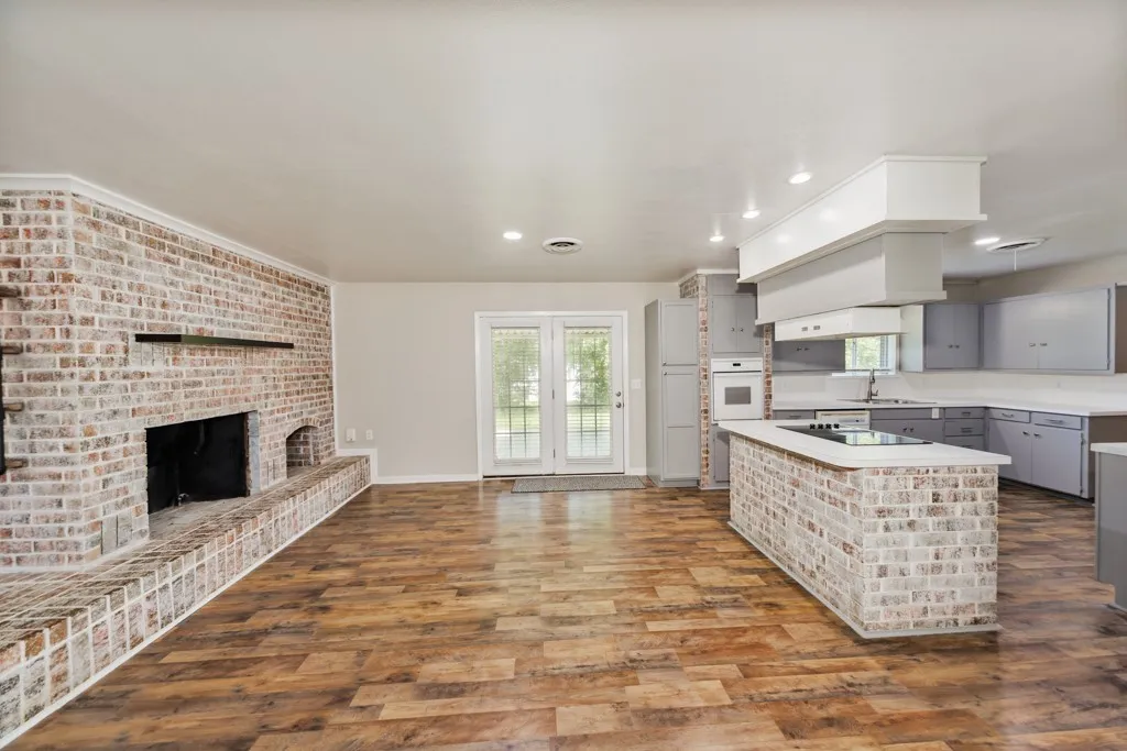 Single Family Residence For Sale in Montague County , 500 W London Street, Bowie, Texas 76230, 3 Bedroom, 2 Bathroom, Garage spaces, 1,972 Sqft, built in 1964, mls#21266527, Real Estate Agent in Bowie, Homes For Sale in Montague county, Homes For Sale in Bowie, Realtor in Bowie Texas, Real Estate Brokerage Independent Realty Texas, Luminita Cordes Realtor