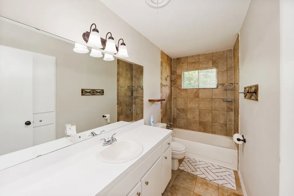 Single Family Residence For Sale in Montague County , 500 W London Street, Bowie, Texas 76230, 3 Bedroom, 2 Bathroom, Garage spaces, 1,972 Sqft, built in 1964, mls#21266527, Real Estate Agent in Bowie, Homes For Sale in Montague county, Homes For Sale in Bowie, Realtor in Bowie Texas, Real Estate Brokerage Independent Realty Texas, Luminita Cordes Realtor
