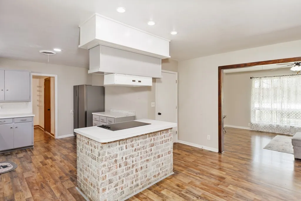 Single Family Residence For Sale in Montague County , 500 W London Street, Bowie, Texas 76230, 3 Bedroom, 2 Bathroom, Garage spaces, 1,972 Sqft, built in 1964, mls#21266527, Real Estate Agent in Bowie, Homes For Sale in Montague county, Homes For Sale in Bowie, Realtor in Bowie Texas, Real Estate Brokerage Independent Realty Texas, Luminita Cordes Realtor