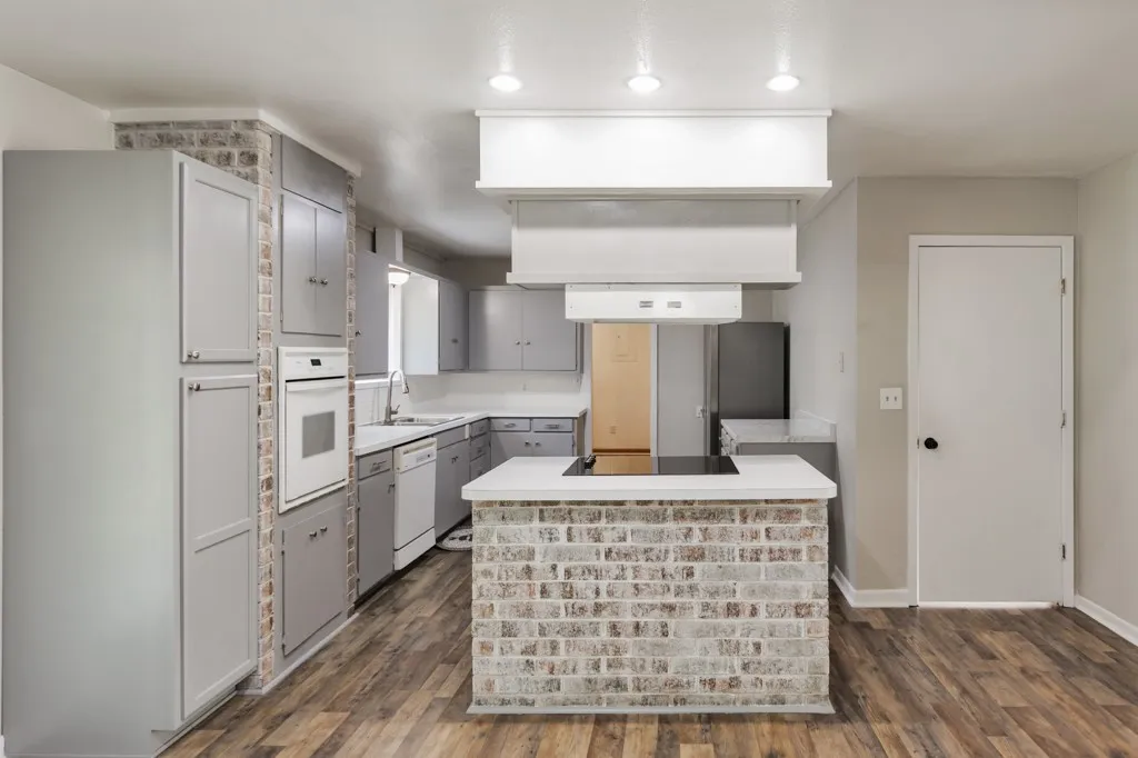 Single Family Residence For Sale in Montague County , 500 W London Street, Bowie, Texas 76230, 3 Bedroom, 2 Bathroom, Garage spaces, 1,972 Sqft, built in 1964, mls#21266527, Real Estate Agent in Bowie, Homes For Sale in Montague county, Homes For Sale in Bowie, Realtor in Bowie Texas, Real Estate Brokerage Independent Realty Texas, Luminita Cordes Realtor