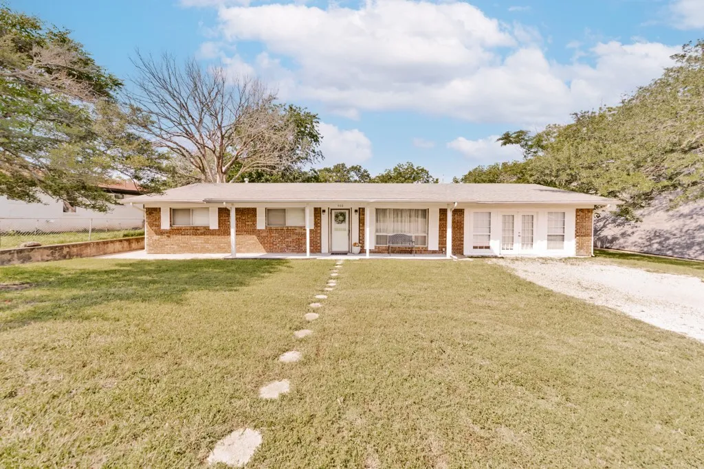 Single Family Residence For Sale in Montague County , 500 W London Street, Bowie, Texas 76230, 3 Bedroom, 2 Bathroom, Garage spaces, 1,972 Sqft, built in 1964, mls#21266527, Real Estate Agent in Bowie, Homes For Sale in Montague county, Homes For Sale in Bowie, Realtor in Bowie Texas, Real Estate Brokerage Independent Realty Texas, Luminita Cordes Realtor