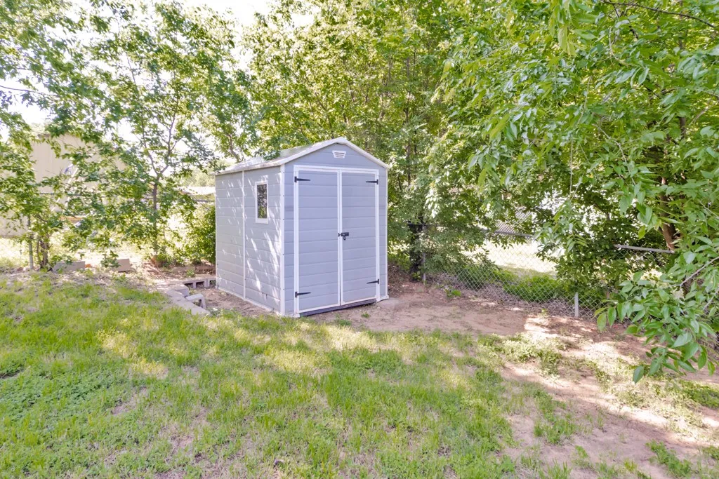 Single Family Residence For Sale in Montague County , 500 W London Street, Bowie, Texas 76230, 3 Bedroom, 2 Bathroom, Garage spaces, 1,972 Sqft, built in 1964, mls#21266527, Real Estate Agent in Bowie, Homes For Sale in Montague county, Homes For Sale in Bowie, Realtor in Bowie Texas, Real Estate Brokerage Independent Realty Texas, Luminita Cordes Realtor