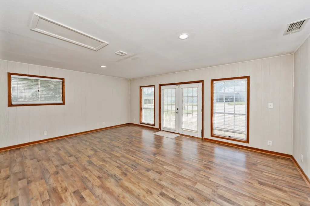 Single Family Residence For Sale in Montague County , 500 W London Street, Bowie, Texas 76230, 3 Bedroom, 2 Bathroom, Garage spaces, 1,972 Sqft, built in 1964, mls#21266527, Real Estate Agent in Bowie, Homes For Sale in Montague county, Homes For Sale in Bowie, Realtor in Bowie Texas, Real Estate Brokerage Independent Realty Texas, Luminita Cordes Realtor