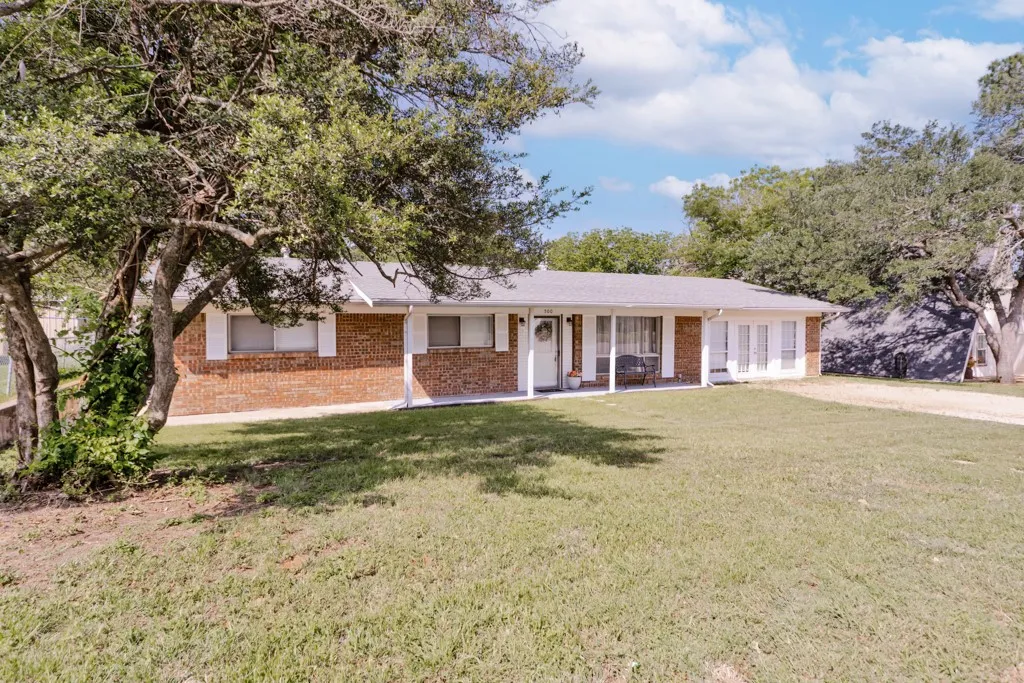 Single Family Residence For Sale in Montague County , 500 W London Street, Bowie, Texas 76230, 3 Bedroom, 2 Bathroom, Garage spaces, 1,972 Sqft, built in 1964, mls#21266527, Real Estate Agent in Bowie, Homes For Sale in Montague county, Homes For Sale in Bowie, Realtor in Bowie Texas, Real Estate Brokerage Independent Realty Texas, Luminita Cordes Realtor
