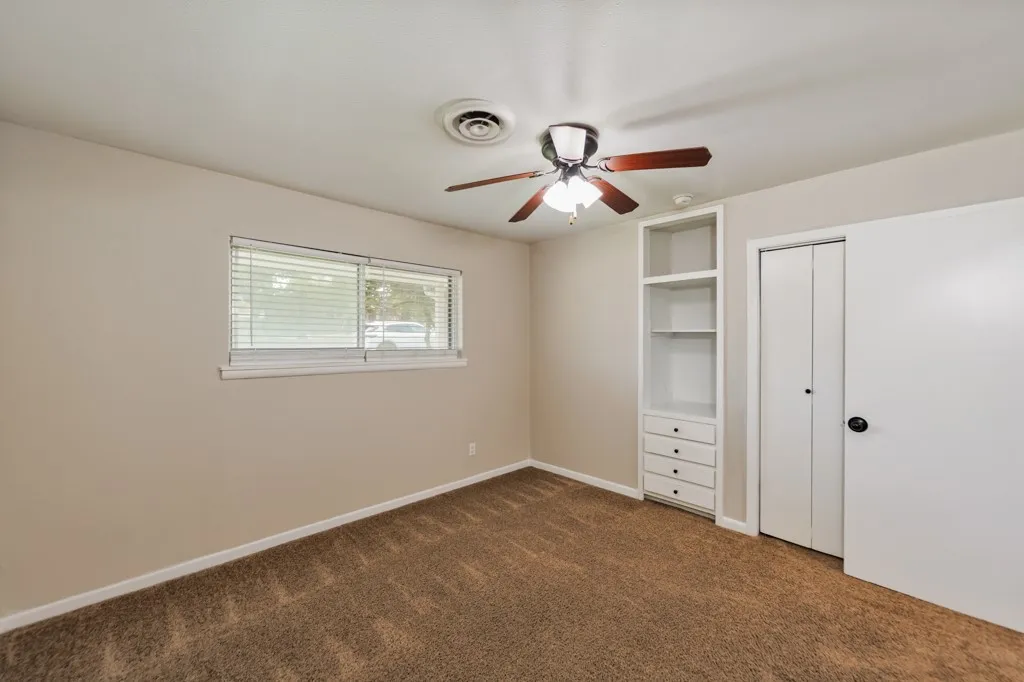 Single Family Residence For Sale in Montague County , 500 W London Street, Bowie, Texas 76230, 3 Bedroom, 2 Bathroom, Garage spaces, 1,972 Sqft, built in 1964, mls#21266527, Real Estate Agent in Bowie, Homes For Sale in Montague county, Homes For Sale in Bowie, Realtor in Bowie Texas, Real Estate Brokerage Independent Realty Texas, Luminita Cordes Realtor