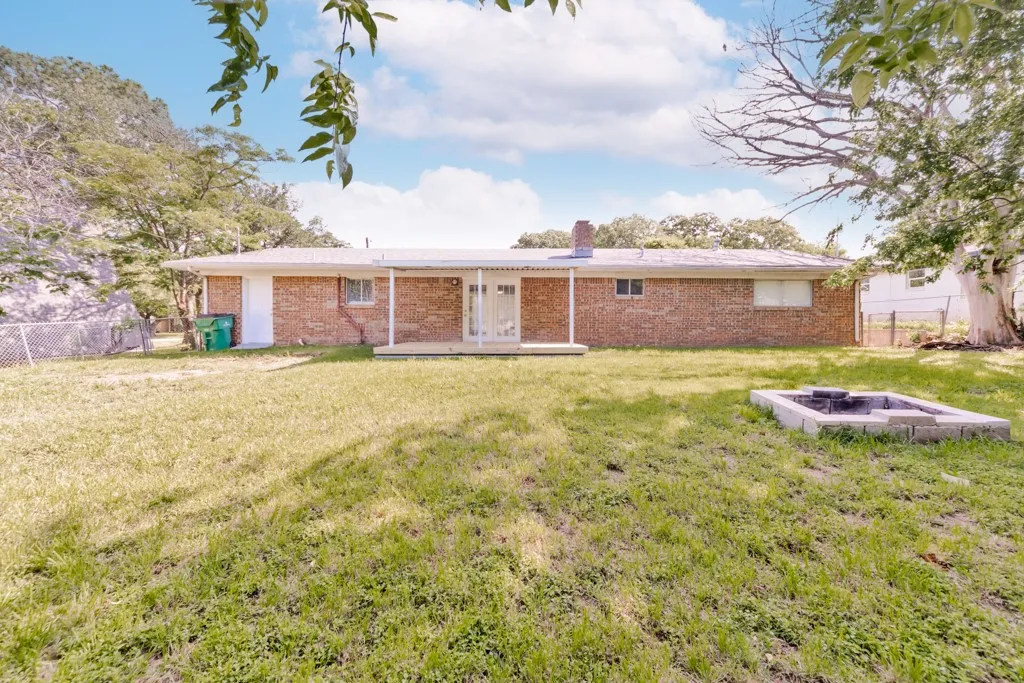 Single Family Residence For Sale in Montague County , 500 W London Street, Bowie, Texas 76230, 3 Bedroom, 2 Bathroom, Garage spaces, 1,972 Sqft, built in 1964, mls#21266527, Real Estate Agent in Bowie, Homes For Sale in Montague county, Homes For Sale in Bowie, Realtor in Bowie Texas, Real Estate Brokerage Independent Realty Texas, Luminita Cordes Realtor