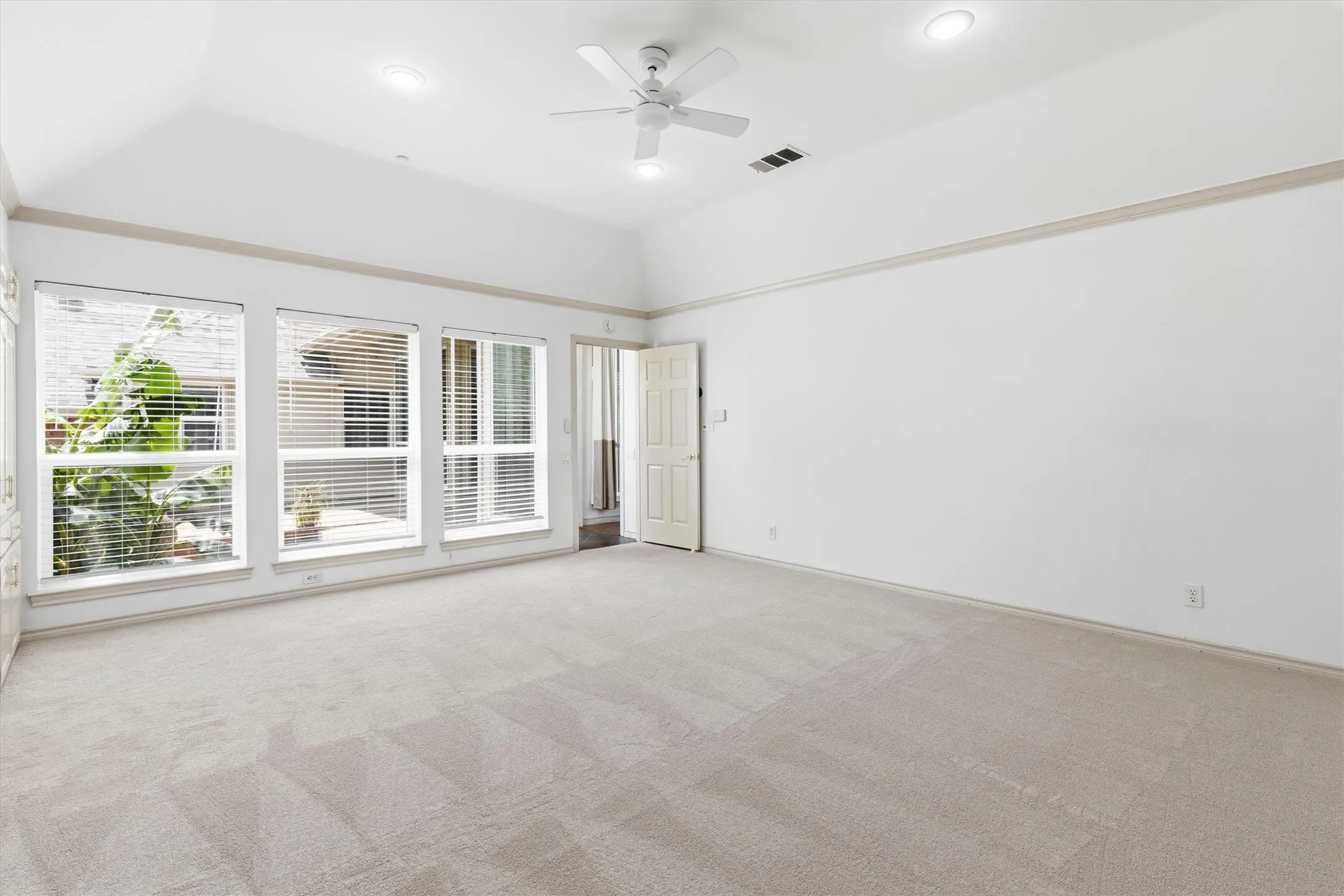 Single Family Residence For Sale in Denton County , 1003 N Wiltshire Drive, Carrollton, Texas 75007, 4 Bedroom, 3 Bathroom, 2 Garage spaces, 3,020 Sqft, built in 1989, mls#21161802, Real Estate Agent in Carrollton, Homes For Sale in Denton county, Homes For Sale in Carrollton, Realtor in Carrollton Texas, Real Estate Brokerage Independent Realty Texas, Luminita Cordes Realtor