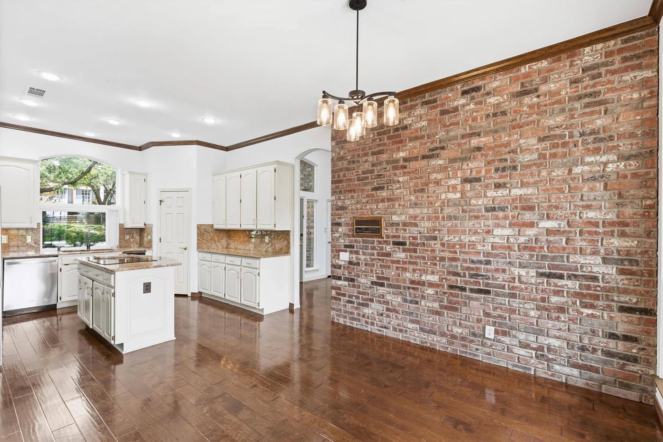 Single Family Residence For Sale in Denton County , 1003 N Wiltshire Drive, Carrollton, Texas 75007, 4 Bedroom, 3 Bathroom, 2 Garage spaces, 3,020 Sqft, built in 1989, mls#21161802, Real Estate Agent in Carrollton, Homes For Sale in Denton county, Homes For Sale in Carrollton, Realtor in Carrollton Texas, Real Estate Brokerage Independent Realty Texas, Luminita Cordes Realtor