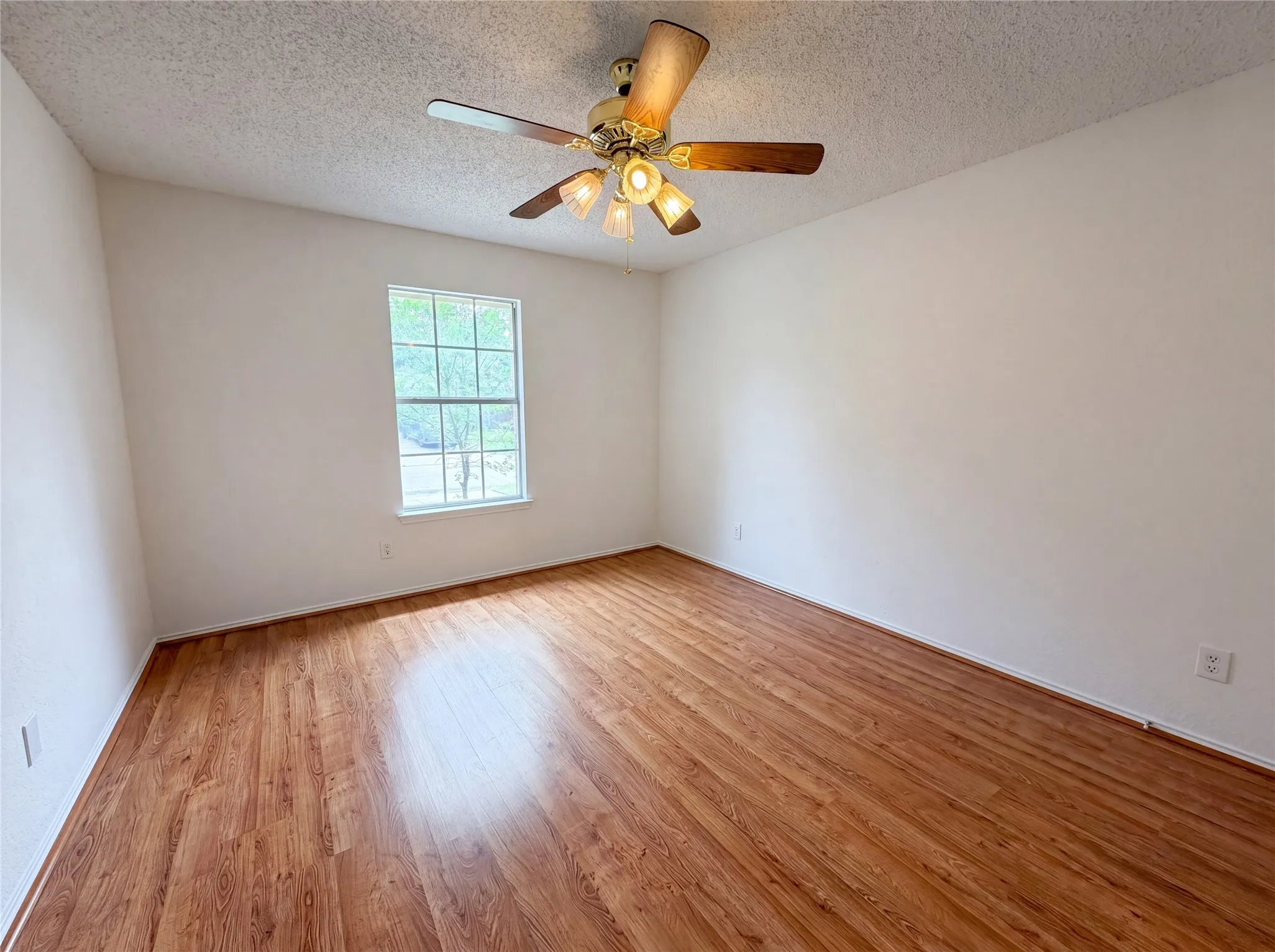 Single Family Residence For Sale in Tarrant County , 1233 Windy Meadows Drive, Burleson, Texas 76028, 3 Bedroom, 2 Bathroom, 2 Garage spaces, 1,351 Sqft, built in 1993, mls#21266551, Real Estate Agent in Burleson, Homes For Sale in Tarrant county, Homes For Sale in Burleson, Realtor in Burleson Texas, Real Estate Brokerage Independent Realty Texas, Luminita Cordes Realtor