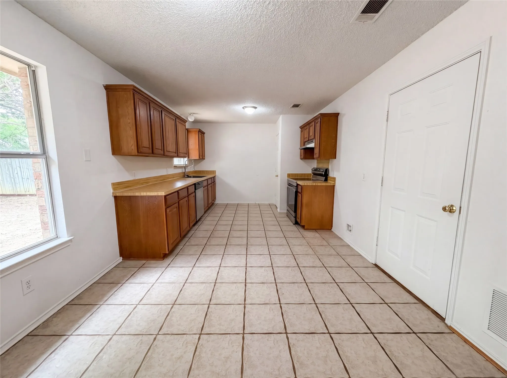 Single Family Residence For Sale in Tarrant County , 1233 Windy Meadows Drive, Burleson, Texas 76028, 3 Bedroom, 2 Bathroom, 2 Garage spaces, 1,351 Sqft, built in 1993, mls#21266551, Real Estate Agent in Burleson, Homes For Sale in Tarrant county, Homes For Sale in Burleson, Realtor in Burleson Texas, Real Estate Brokerage Independent Realty Texas, Luminita Cordes Realtor