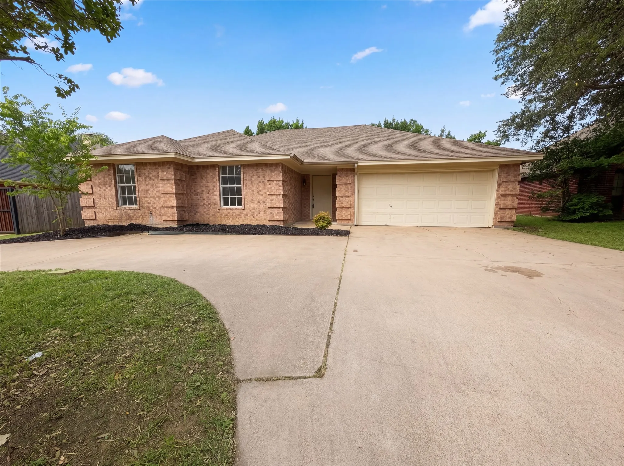 Single Family Residence For Sale in Tarrant County , 1233 Windy Meadows Drive, Burleson, Texas 76028, 3 Bedroom, 2 Bathroom, 2 Garage spaces, 1,351 Sqft, built in 1993, mls#21266551, Real Estate Agent in Burleson, Homes For Sale in Tarrant county, Homes For Sale in Burleson, Realtor in Burleson Texas, Real Estate Brokerage Independent Realty Texas, Luminita Cordes Realtor