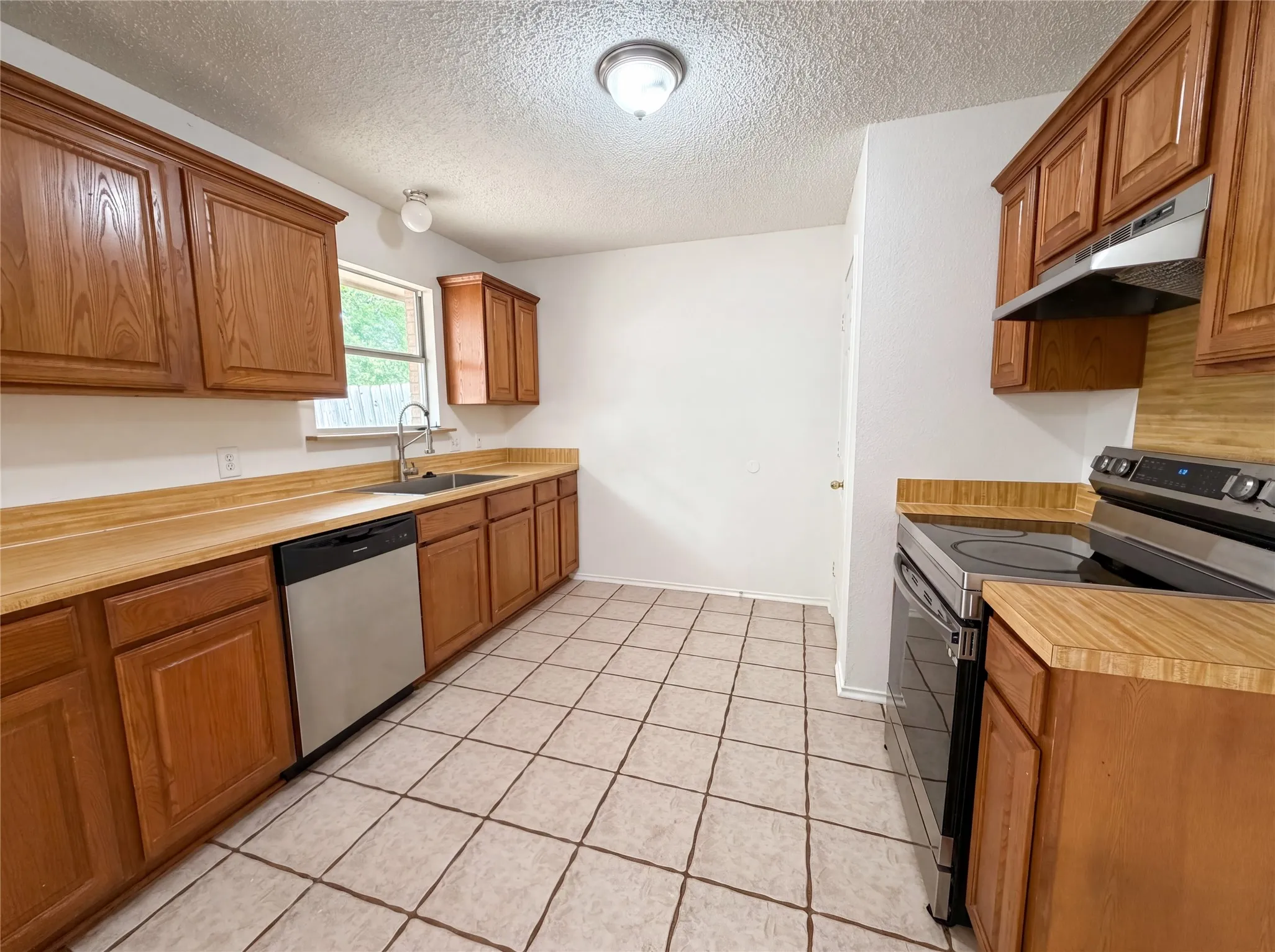 Single Family Residence For Sale in Tarrant County , 1233 Windy Meadows Drive, Burleson, Texas 76028, 3 Bedroom, 2 Bathroom, 2 Garage spaces, 1,351 Sqft, built in 1993, mls#21266551, Real Estate Agent in Burleson, Homes For Sale in Tarrant county, Homes For Sale in Burleson, Realtor in Burleson Texas, Real Estate Brokerage Independent Realty Texas, Luminita Cordes Realtor