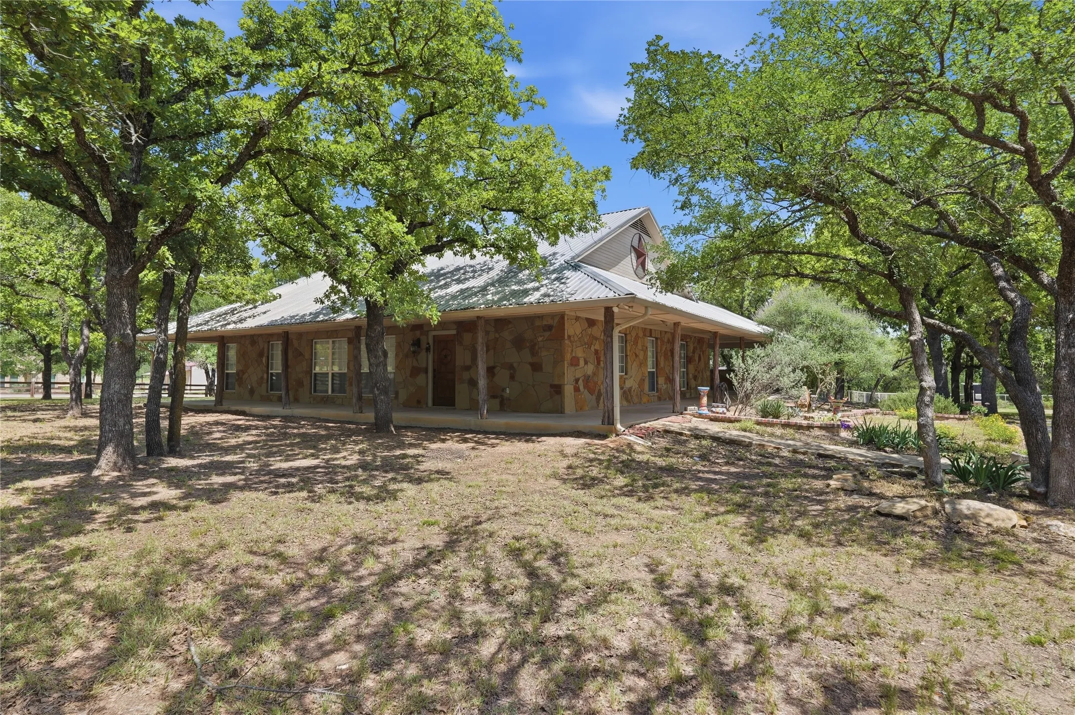 Single Family Residence For Sale in Parker County , 1528 Tidwell Road, Brock, Texas 76087, 3 Bedrooms, 3 Bathrooms, Garage spaces, 2,091 Sqft, built in 2002, Price $495,000, mls#21264237, Real Estate Agent in Brock, Homes For Sale in Parker county, Homes For Sale in Brock, Realtor in Brock Texas, Real Estate Brokerage Independent Realty Texas, Luminita Cordes Realtor
