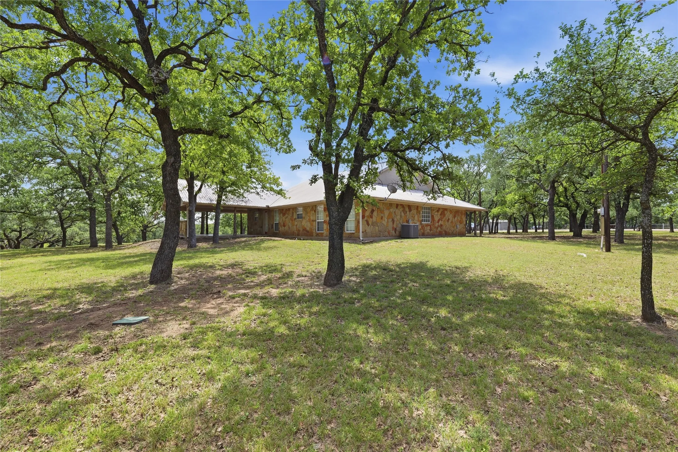 Single Family Residence For Sale in Parker County , 1528 Tidwell Road, Brock, Texas 76087, 3 Bedrooms, 3 Bathrooms, Garage spaces, 2,091 Sqft, built in 2002, Price $495,000, mls#21264237, Real Estate Agent in Brock, Homes For Sale in Parker county, Homes For Sale in Brock, Realtor in Brock Texas, Real Estate Brokerage Independent Realty Texas, Luminita Cordes Realtor