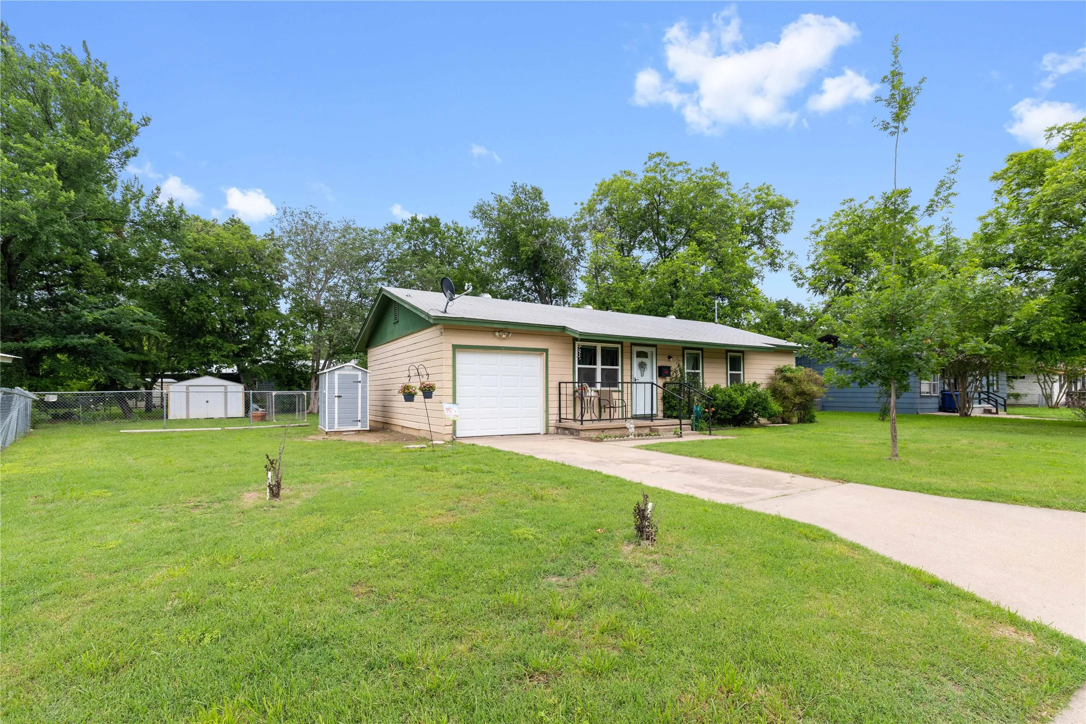 Single Family Residence For Sale in Brown County , 2808 1st Street, Brownwood, Texas 76801, 3 Bedroom, 2 Bathroom, 1 Garage spaces, 999 Sqft, built in 1960, mls#21265162, Real Estate Agent in Brownwood, Homes For Sale in Brown county, Homes For Sale in Brownwood, Realtor in Brownwood Texas, Real Estate Brokerage Independent Realty Texas, Luminita Cordes Realtor