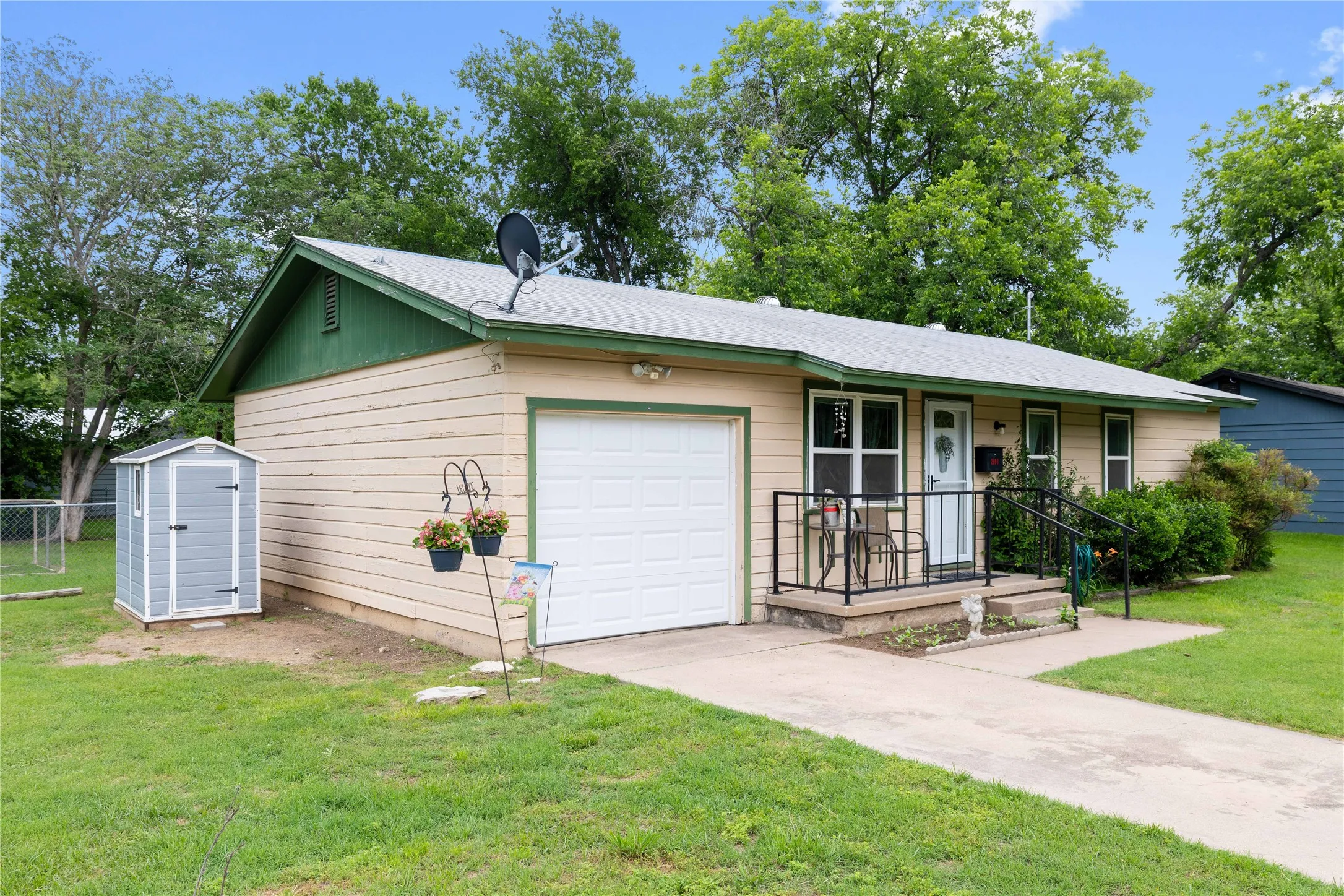 Single Family Residence For Sale in Brown County , 2808 1st Street, Brownwood, Texas 76801, 3 Bedroom, 2 Bathroom, 1 Garage spaces, 999 Sqft, built in 1960, mls#21265162, Real Estate Agent in Brownwood, Homes For Sale in Brown county, Homes For Sale in Brownwood, Realtor in Brownwood Texas, Real Estate Brokerage Independent Realty Texas, Luminita Cordes Realtor