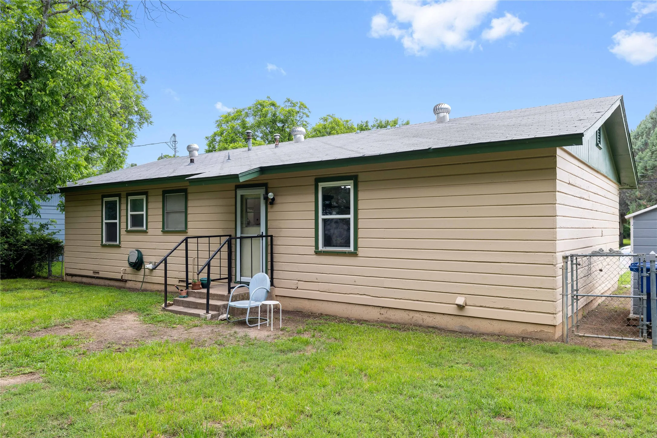 Single Family Residence For Sale in Brown County , 2808 1st Street, Brownwood, Texas 76801, 3 Bedroom, 2 Bathroom, 1 Garage spaces, 999 Sqft, built in 1960, mls#21265162, Real Estate Agent in Brownwood, Homes For Sale in Brown county, Homes For Sale in Brownwood, Realtor in Brownwood Texas, Real Estate Brokerage Independent Realty Texas, Luminita Cordes Realtor