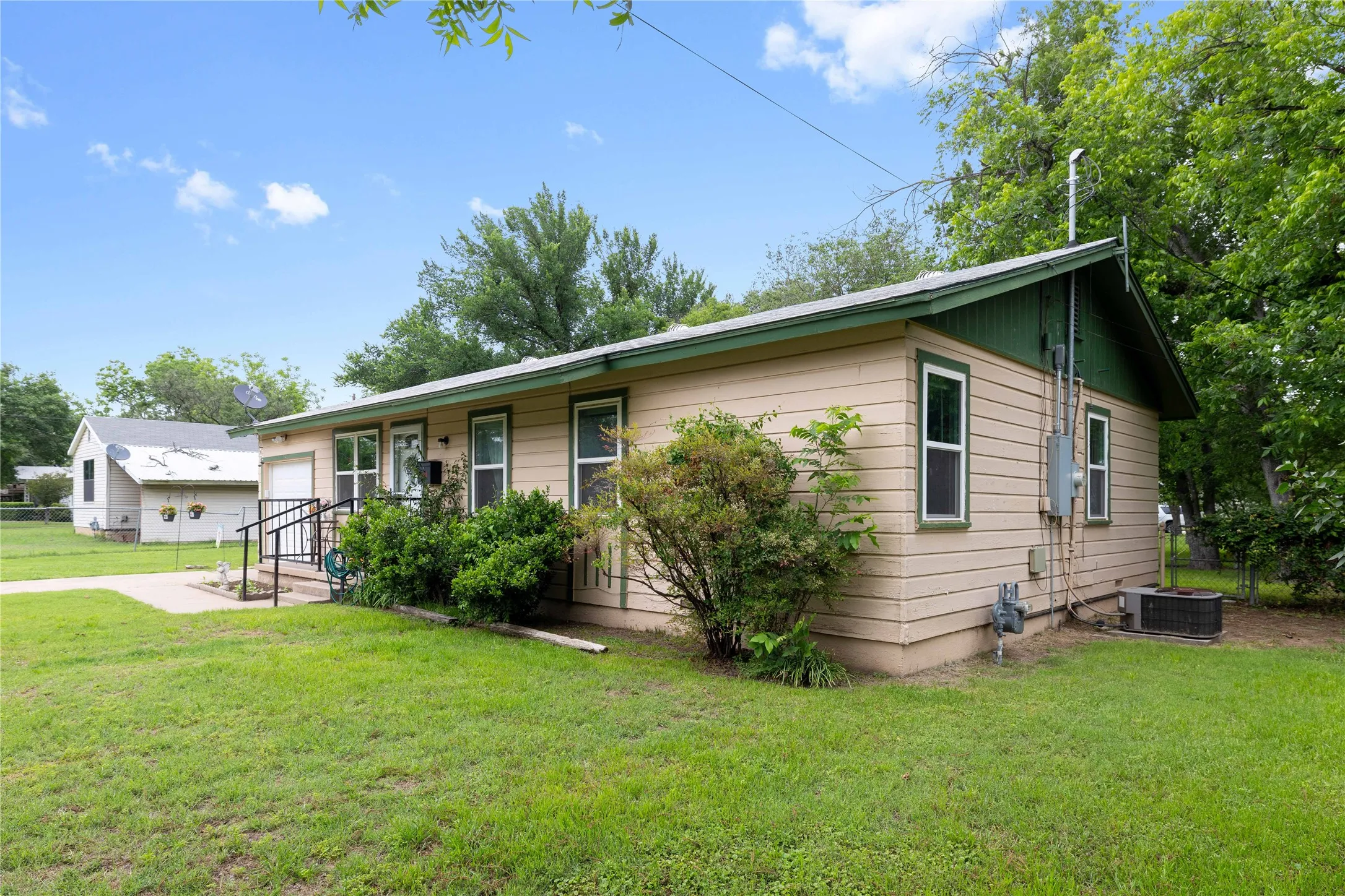 Single Family Residence For Sale in Brown County , 2808 1st Street, Brownwood, Texas 76801, 3 Bedroom, 2 Bathroom, 1 Garage spaces, 999 Sqft, built in 1960, mls#21265162, Real Estate Agent in Brownwood, Homes For Sale in Brown county, Homes For Sale in Brownwood, Realtor in Brownwood Texas, Real Estate Brokerage Independent Realty Texas, Luminita Cordes Realtor