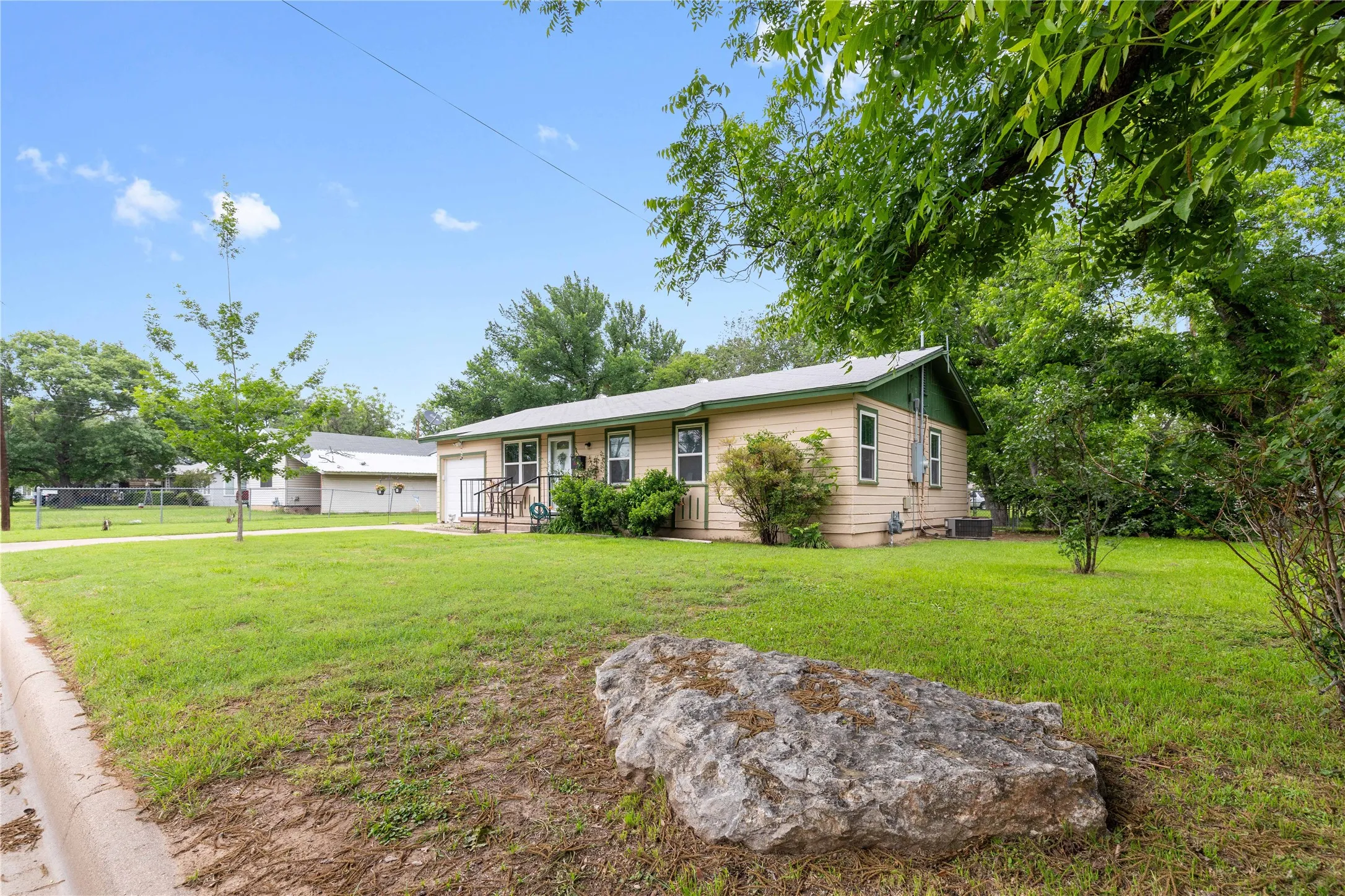 Single Family Residence For Sale in Brown County , 2808 1st Street, Brownwood, Texas 76801, 3 Bedroom, 2 Bathroom, 1 Garage spaces, 999 Sqft, built in 1960, mls#21265162, Real Estate Agent in Brownwood, Homes For Sale in Brown county, Homes For Sale in Brownwood, Realtor in Brownwood Texas, Real Estate Brokerage Independent Realty Texas, Luminita Cordes Realtor