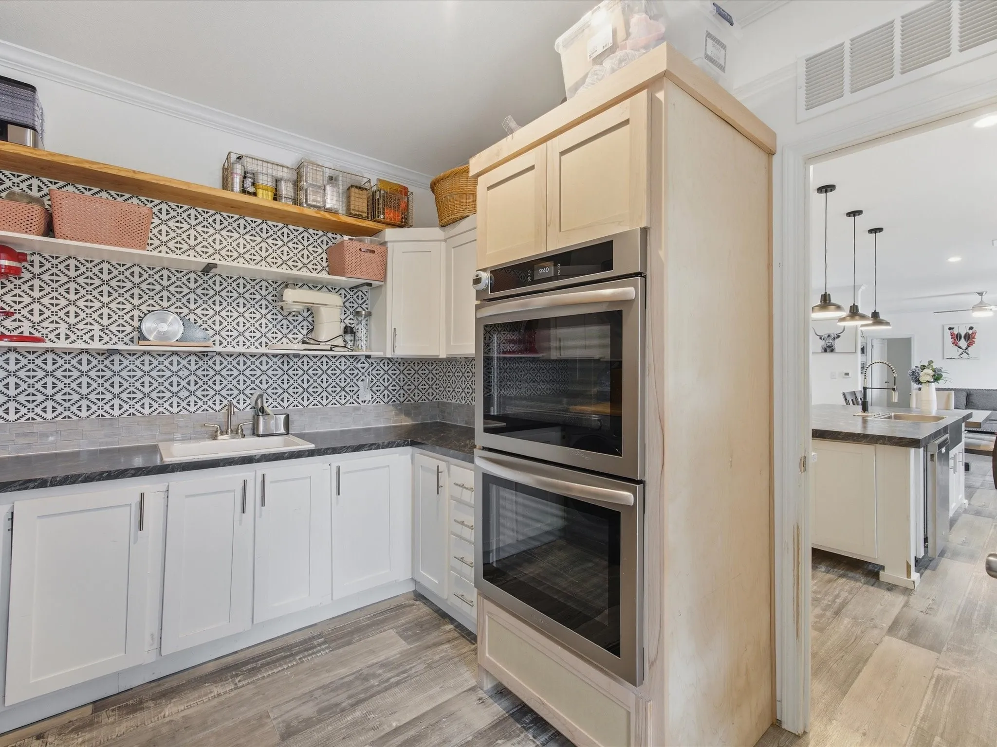 Double Ovens, Extra sink and storage in utility room