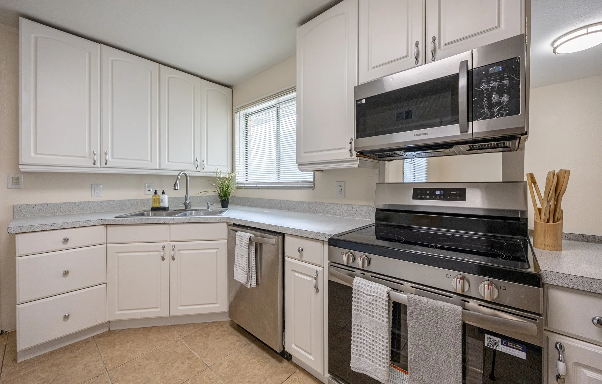 Single Family Residence For Sale in Tarrant County , 5405 Trail Lake Drive, Fort Worth, Texas 76133, 3 Bedroom, 2 Bathroom, Garage spaces, 1,181 Sqft, built in 1955, mls#21260360, Real Estate Agent in Fort Worth, Homes For Sale in Tarrant county, Homes For Sale in Fort Worth, Realtor in Fort Worth Texas, Real Estate Brokerage Independent Realty Texas, Luminita Cordes Realtor