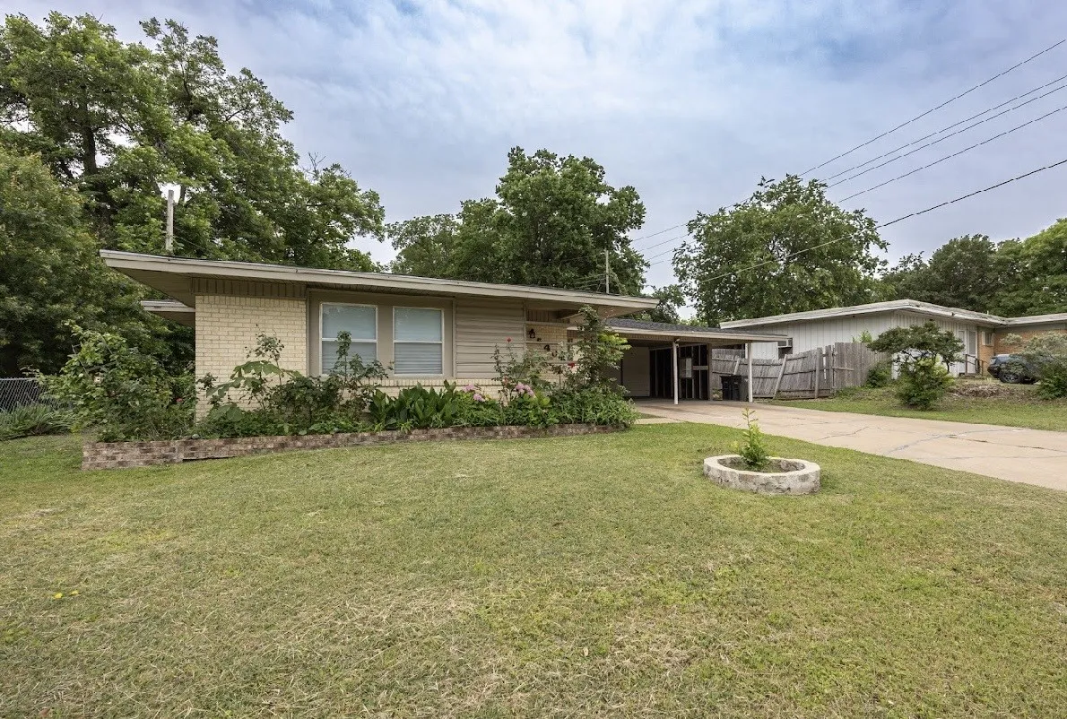 Single Family Residence For Sale in Tarrant County , 5405 Trail Lake Drive, Fort Worth, Texas 76133, 3 Bedroom, 2 Bathroom, Garage spaces, 1,181 Sqft, built in 1955, mls#21260360, Real Estate Agent in Fort Worth, Homes For Sale in Tarrant county, Homes For Sale in Fort Worth, Realtor in Fort Worth Texas, Real Estate Brokerage Independent Realty Texas, Luminita Cordes Realtor