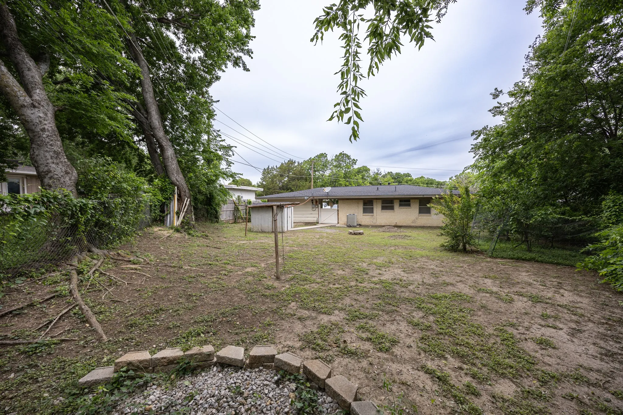 Single Family Residence For Sale in Tarrant County , 5405 Trail Lake Drive, Fort Worth, Texas 76133, 3 Bedroom, 2 Bathroom, Garage spaces, 1,181 Sqft, built in 1955, mls#21260360, Real Estate Agent in Fort Worth, Homes For Sale in Tarrant county, Homes For Sale in Fort Worth, Realtor in Fort Worth Texas, Real Estate Brokerage Independent Realty Texas, Luminita Cordes Realtor