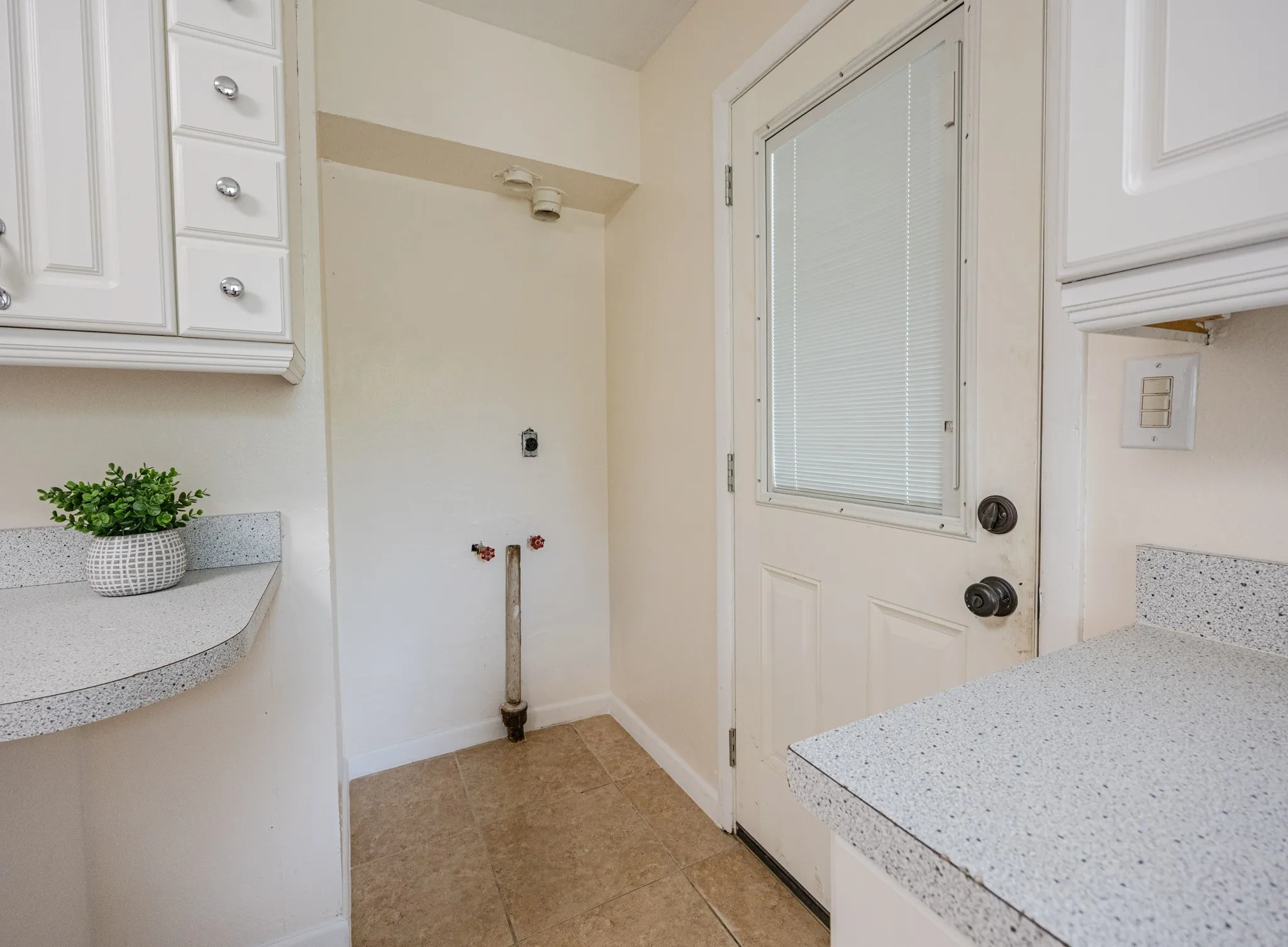 Single Family Residence For Sale in Tarrant County , 5405 Trail Lake Drive, Fort Worth, Texas 76133, 3 Bedroom, 2 Bathroom, Garage spaces, 1,181 Sqft, built in 1955, mls#21260360, Real Estate Agent in Fort Worth, Homes For Sale in Tarrant county, Homes For Sale in Fort Worth, Realtor in Fort Worth Texas, Real Estate Brokerage Independent Realty Texas, Luminita Cordes Realtor