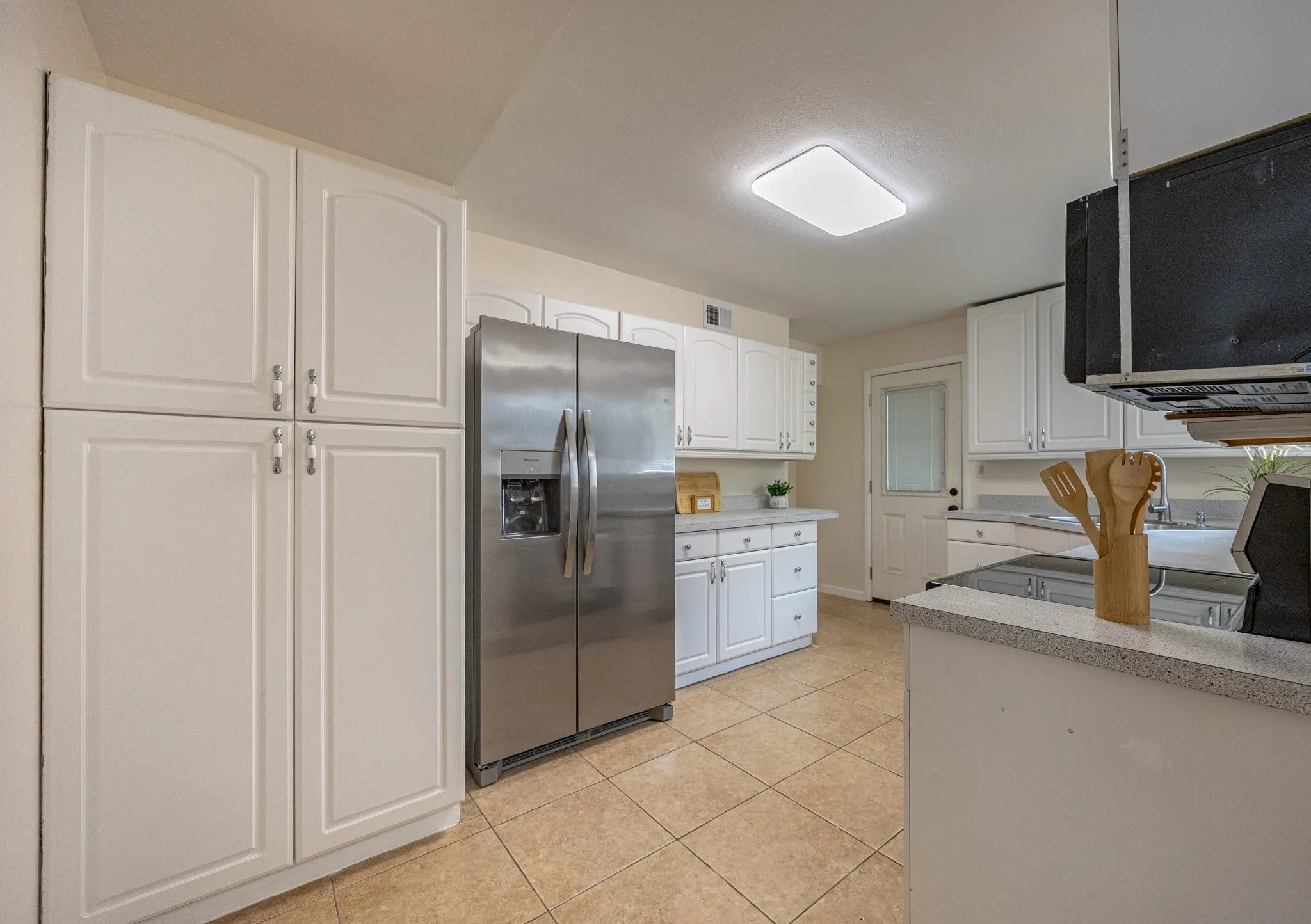 Single Family Residence For Sale in Tarrant County , 5405 Trail Lake Drive, Fort Worth, Texas 76133, 3 Bedroom, 2 Bathroom, Garage spaces, 1,181 Sqft, built in 1955, mls#21260360, Real Estate Agent in Fort Worth, Homes For Sale in Tarrant county, Homes For Sale in Fort Worth, Realtor in Fort Worth Texas, Real Estate Brokerage Independent Realty Texas, Luminita Cordes Realtor