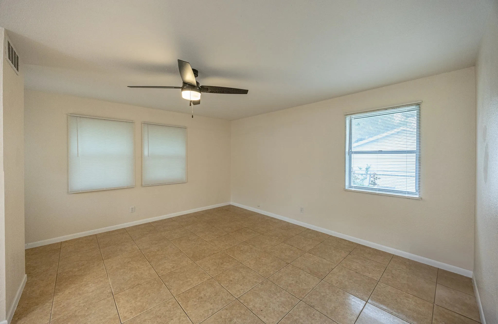 Single Family Residence For Sale in Tarrant County , 5405 Trail Lake Drive, Fort Worth, Texas 76133, 3 Bedroom, 2 Bathroom, Garage spaces, 1,181 Sqft, built in 1955, mls#21260360, Real Estate Agent in Fort Worth, Homes For Sale in Tarrant county, Homes For Sale in Fort Worth, Realtor in Fort Worth Texas, Real Estate Brokerage Independent Realty Texas, Luminita Cordes Realtor