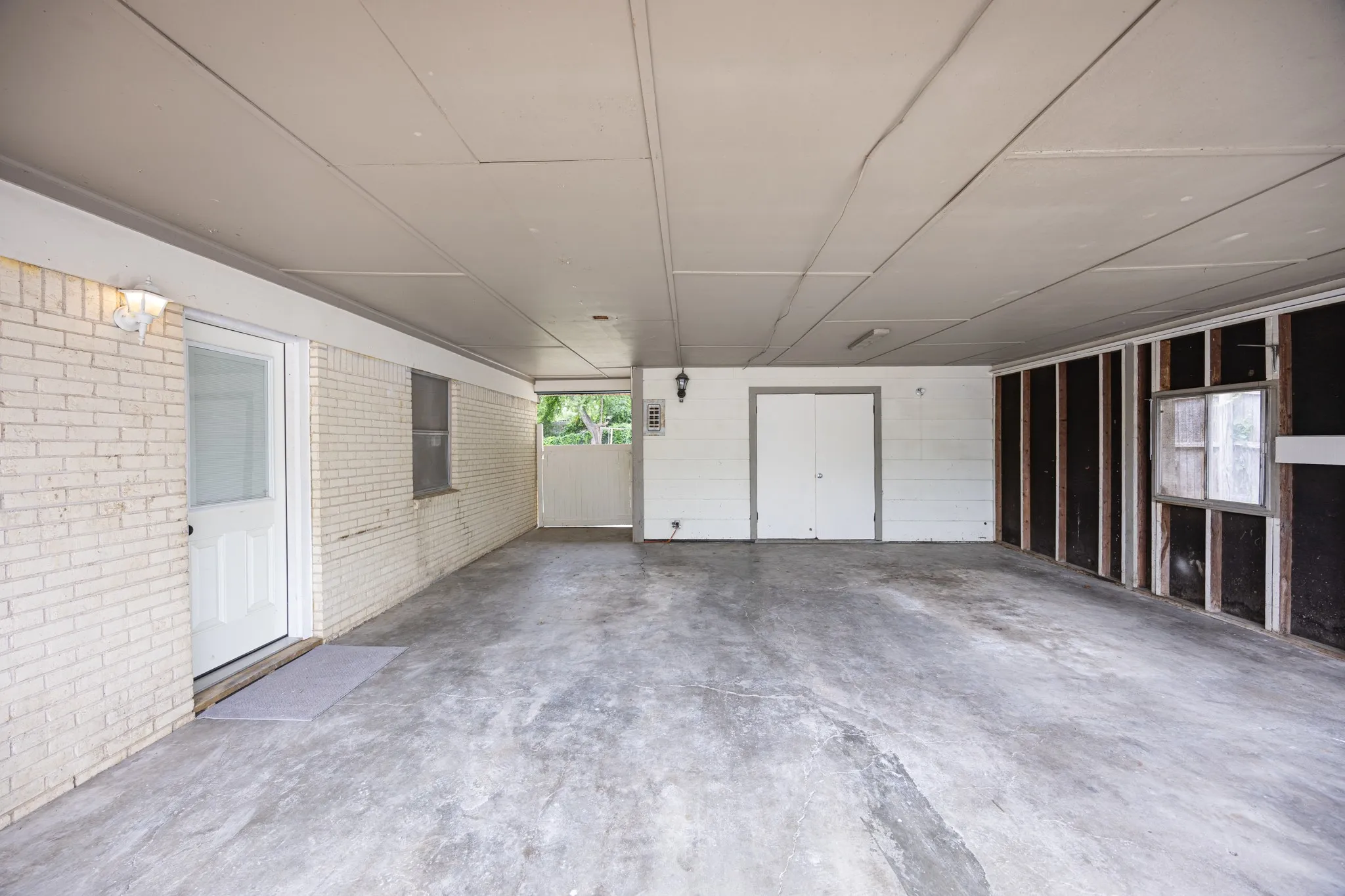 Single Family Residence For Sale in Tarrant County , 5405 Trail Lake Drive, Fort Worth, Texas 76133, 3 Bedroom, 2 Bathroom, Garage spaces, 1,181 Sqft, built in 1955, mls#21260360, Real Estate Agent in Fort Worth, Homes For Sale in Tarrant county, Homes For Sale in Fort Worth, Realtor in Fort Worth Texas, Real Estate Brokerage Independent Realty Texas, Luminita Cordes Realtor