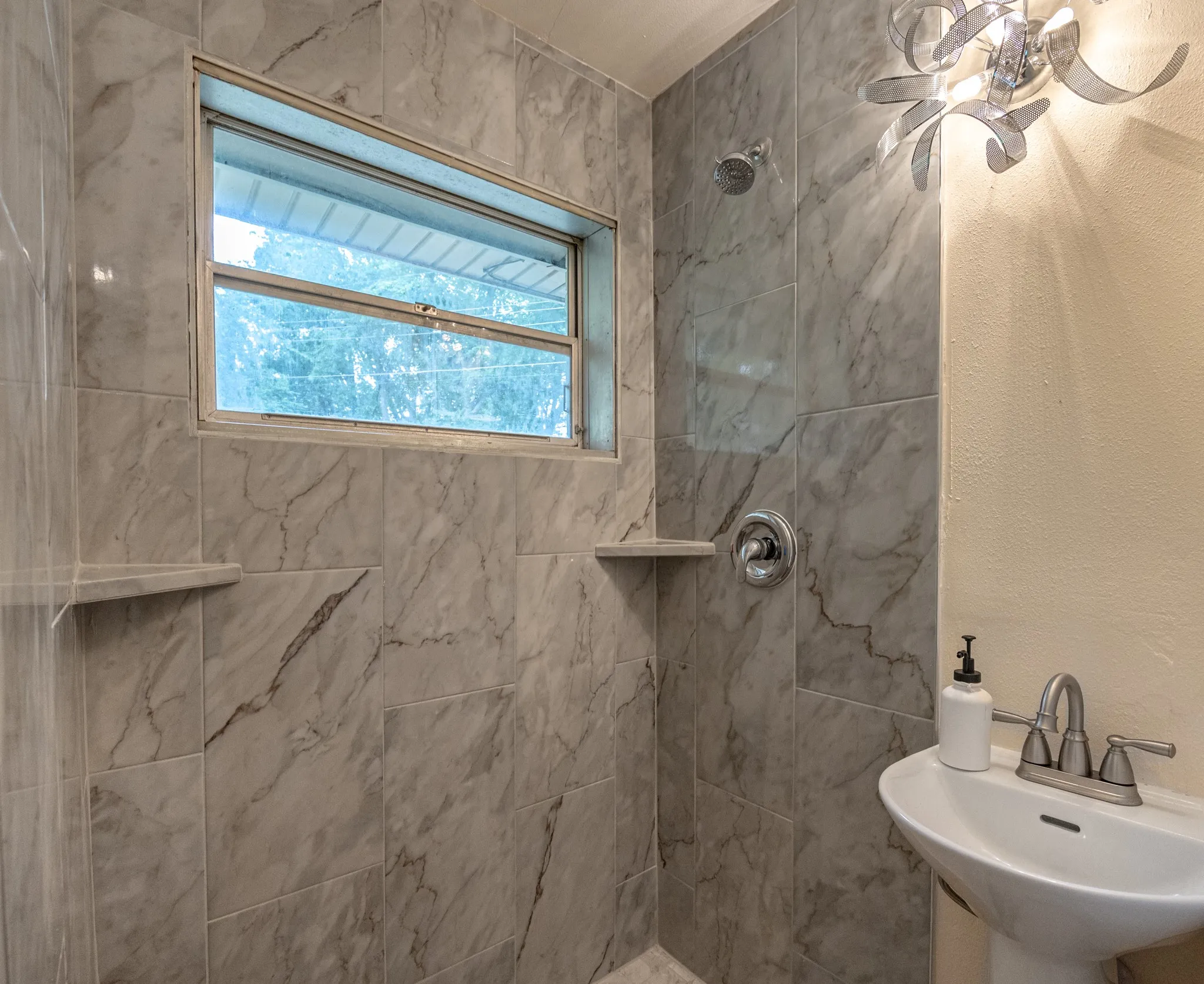 Single Family Residence For Sale in Tarrant County , 5405 Trail Lake Drive, Fort Worth, Texas 76133, 3 Bedroom, 2 Bathroom, Garage spaces, 1,181 Sqft, built in 1955, mls#21260360, Real Estate Agent in Fort Worth, Homes For Sale in Tarrant county, Homes For Sale in Fort Worth, Realtor in Fort Worth Texas, Real Estate Brokerage Independent Realty Texas, Luminita Cordes Realtor