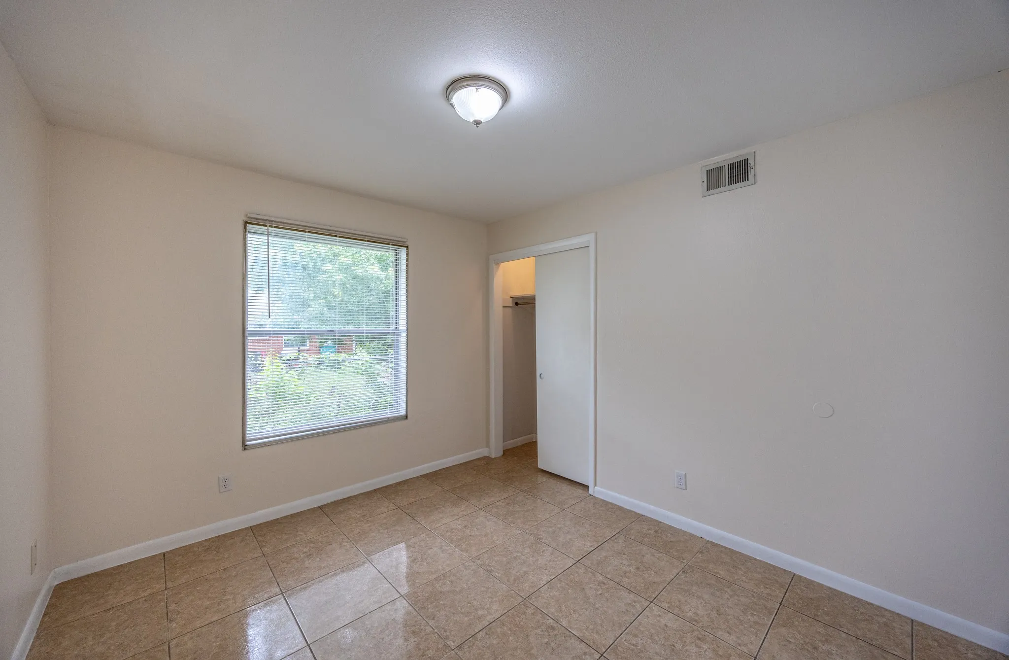 Single Family Residence For Sale in Tarrant County , 5405 Trail Lake Drive, Fort Worth, Texas 76133, 3 Bedroom, 2 Bathroom, Garage spaces, 1,181 Sqft, built in 1955, mls#21260360, Real Estate Agent in Fort Worth, Homes For Sale in Tarrant county, Homes For Sale in Fort Worth, Realtor in Fort Worth Texas, Real Estate Brokerage Independent Realty Texas, Luminita Cordes Realtor