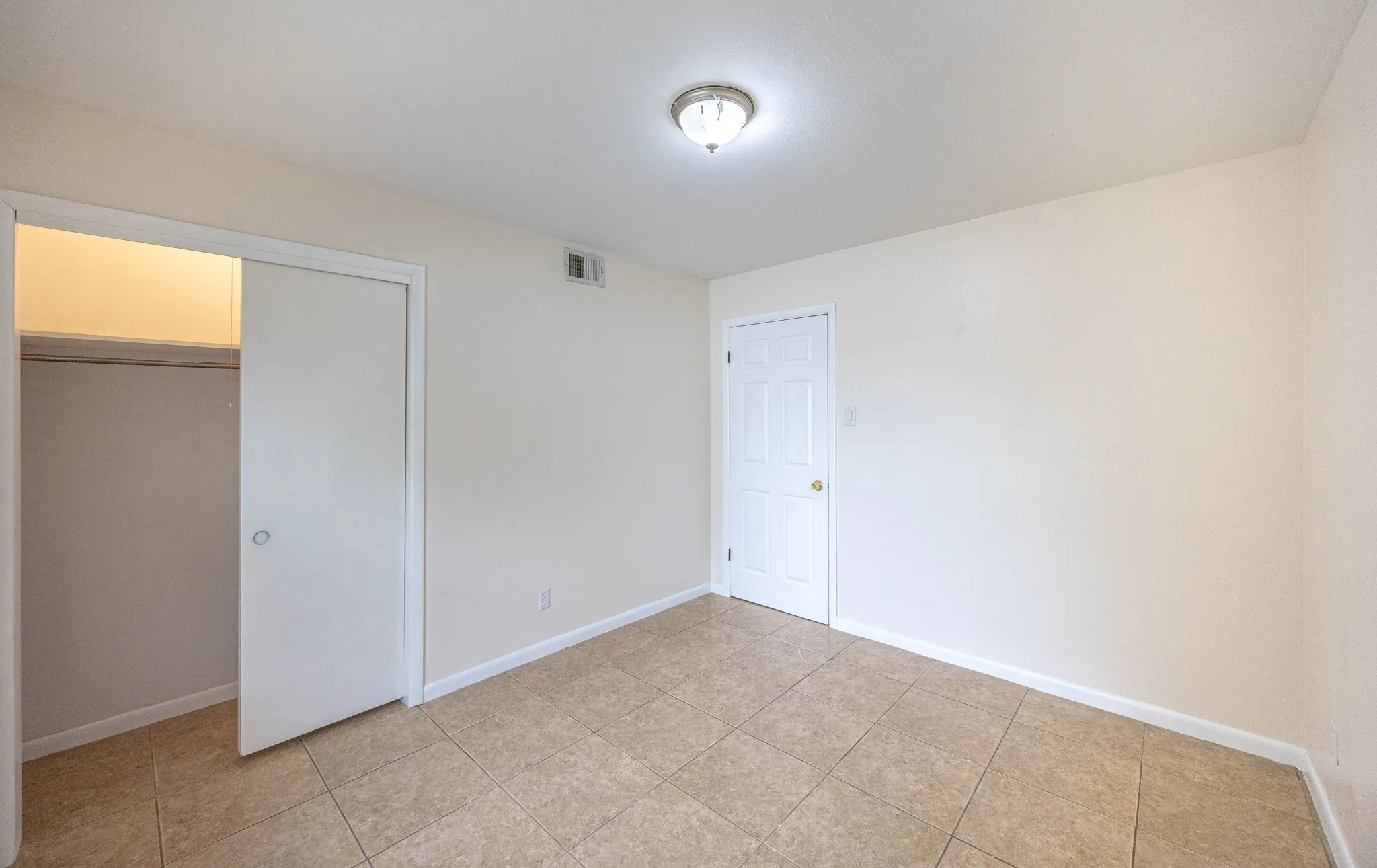 Single Family Residence For Sale in Tarrant County , 5405 Trail Lake Drive, Fort Worth, Texas 76133, 3 Bedroom, 2 Bathroom, Garage spaces, 1,181 Sqft, built in 1955, mls#21260360, Real Estate Agent in Fort Worth, Homes For Sale in Tarrant county, Homes For Sale in Fort Worth, Realtor in Fort Worth Texas, Real Estate Brokerage Independent Realty Texas, Luminita Cordes Realtor