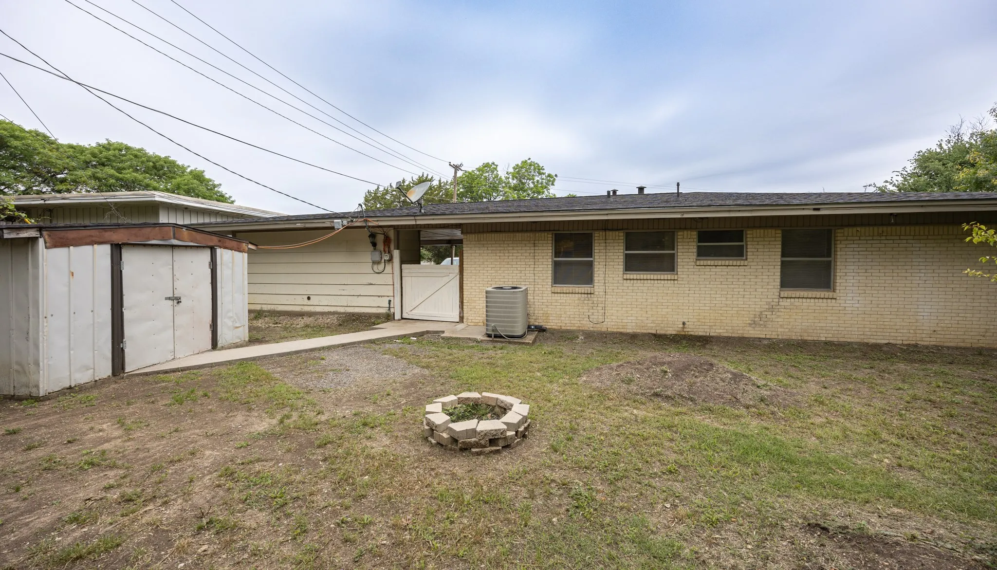 Single Family Residence For Sale in Tarrant County , 5405 Trail Lake Drive, Fort Worth, Texas 76133, 3 Bedroom, 2 Bathroom, Garage spaces, 1,181 Sqft, built in 1955, mls#21260360, Real Estate Agent in Fort Worth, Homes For Sale in Tarrant county, Homes For Sale in Fort Worth, Realtor in Fort Worth Texas, Real Estate Brokerage Independent Realty Texas, Luminita Cordes Realtor