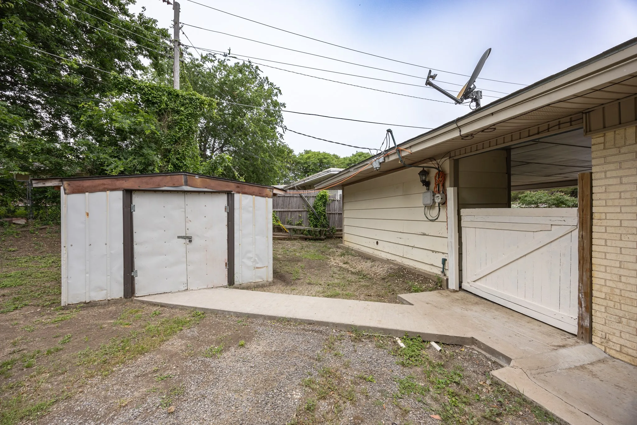 Single Family Residence For Sale in Tarrant County , 5405 Trail Lake Drive, Fort Worth, Texas 76133, 3 Bedroom, 2 Bathroom, Garage spaces, 1,181 Sqft, built in 1955, mls#21260360, Real Estate Agent in Fort Worth, Homes For Sale in Tarrant county, Homes For Sale in Fort Worth, Realtor in Fort Worth Texas, Real Estate Brokerage Independent Realty Texas, Luminita Cordes Realtor