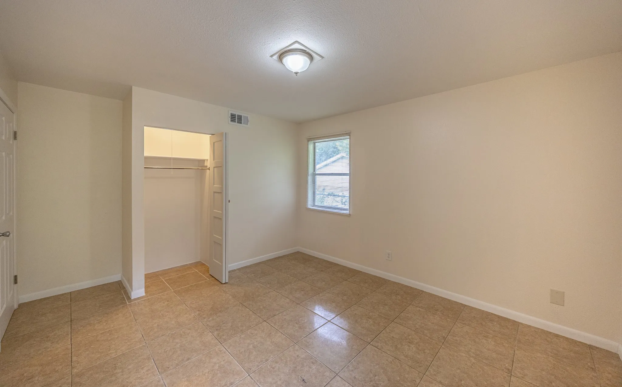 Single Family Residence For Sale in Tarrant County , 5405 Trail Lake Drive, Fort Worth, Texas 76133, 3 Bedroom, 2 Bathroom, Garage spaces, 1,181 Sqft, built in 1955, mls#21260360, Real Estate Agent in Fort Worth, Homes For Sale in Tarrant county, Homes For Sale in Fort Worth, Realtor in Fort Worth Texas, Real Estate Brokerage Independent Realty Texas, Luminita Cordes Realtor