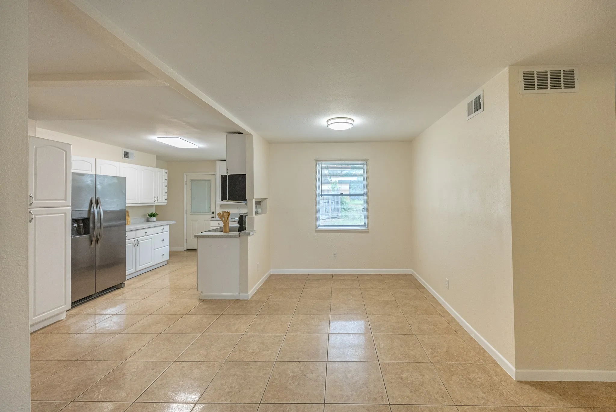 Single Family Residence For Sale in Tarrant County , 5405 Trail Lake Drive, Fort Worth, Texas 76133, 3 Bedroom, 2 Bathroom, Garage spaces, 1,181 Sqft, built in 1955, mls#21260360, Real Estate Agent in Fort Worth, Homes For Sale in Tarrant county, Homes For Sale in Fort Worth, Realtor in Fort Worth Texas, Real Estate Brokerage Independent Realty Texas, Luminita Cordes Realtor