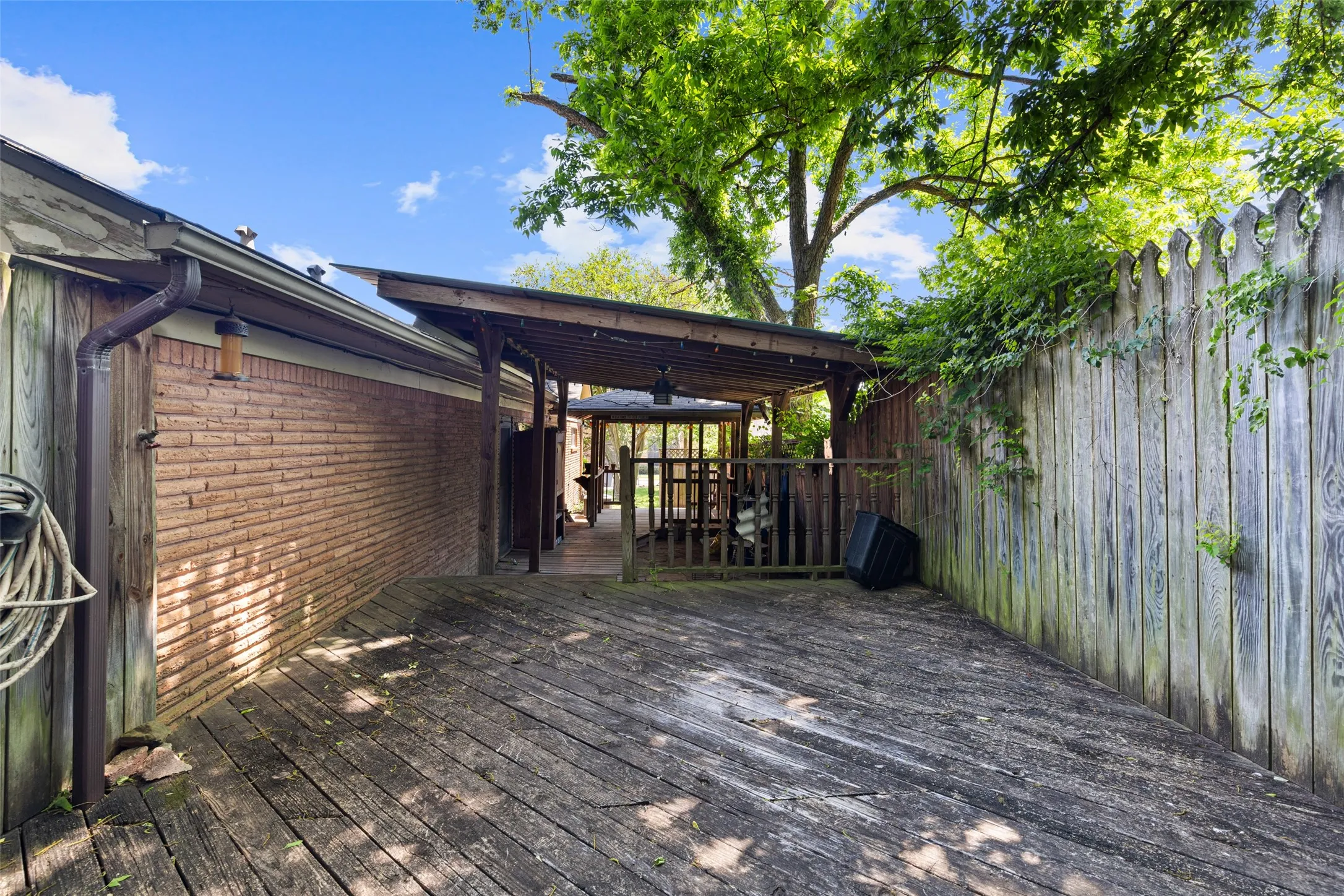 Single Family Residence For Sale in Gregg County , 500 W Marshall Avenue, Gladewater, Texas 75647, 3 Bedroom, 2 Bathroom, Garage spaces, 2,264 Sqft, built in 1960, mls#21266617, Real Estate Agent in Gladewater, Homes For Sale in Gregg county, Homes For Sale in Gladewater, Realtor in Gladewater Texas, Real Estate Brokerage Independent Realty Texas, Luminita Cordes Realtor