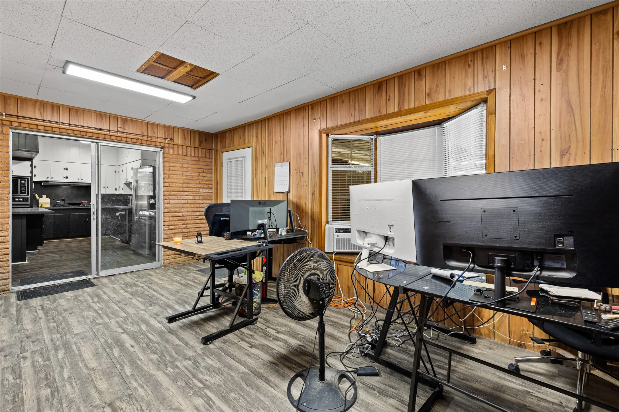 Single Family Residence For Sale in Gregg County , 500 W Marshall Avenue, Gladewater, Texas 75647, 3 Bedroom, 2 Bathroom, Garage spaces, 2,264 Sqft, built in 1960, mls#21266617, Real Estate Agent in Gladewater, Homes For Sale in Gregg county, Homes For Sale in Gladewater, Realtor in Gladewater Texas, Real Estate Brokerage Independent Realty Texas, Luminita Cordes Realtor