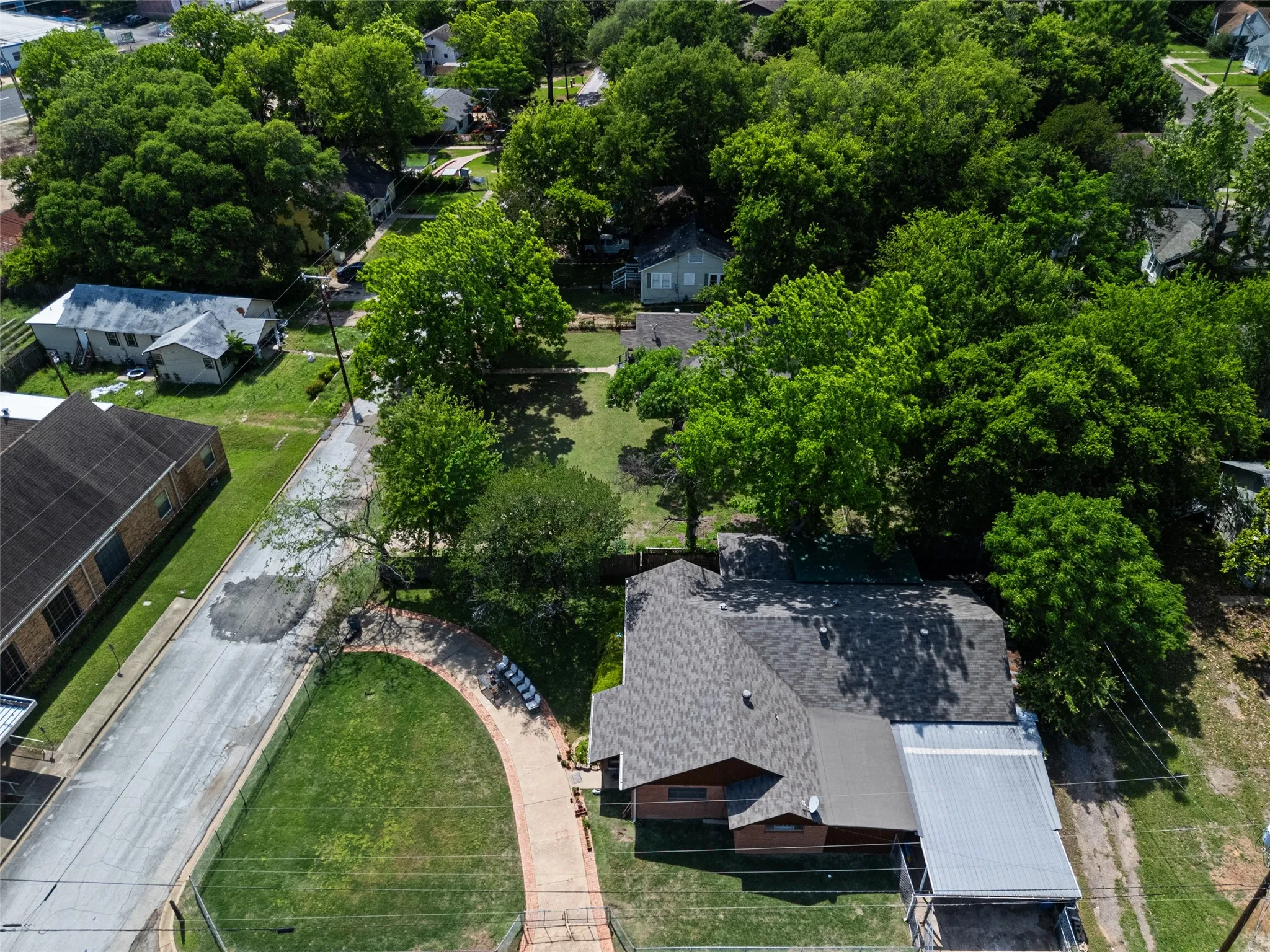 Single Family Residence For Sale in Gregg County , 500 W Marshall Avenue, Gladewater, Texas 75647, 3 Bedroom, 2 Bathroom, Garage spaces, 2,264 Sqft, built in 1960, mls#21266617, Real Estate Agent in Gladewater, Homes For Sale in Gregg county, Homes For Sale in Gladewater, Realtor in Gladewater Texas, Real Estate Brokerage Independent Realty Texas, Luminita Cordes Realtor
