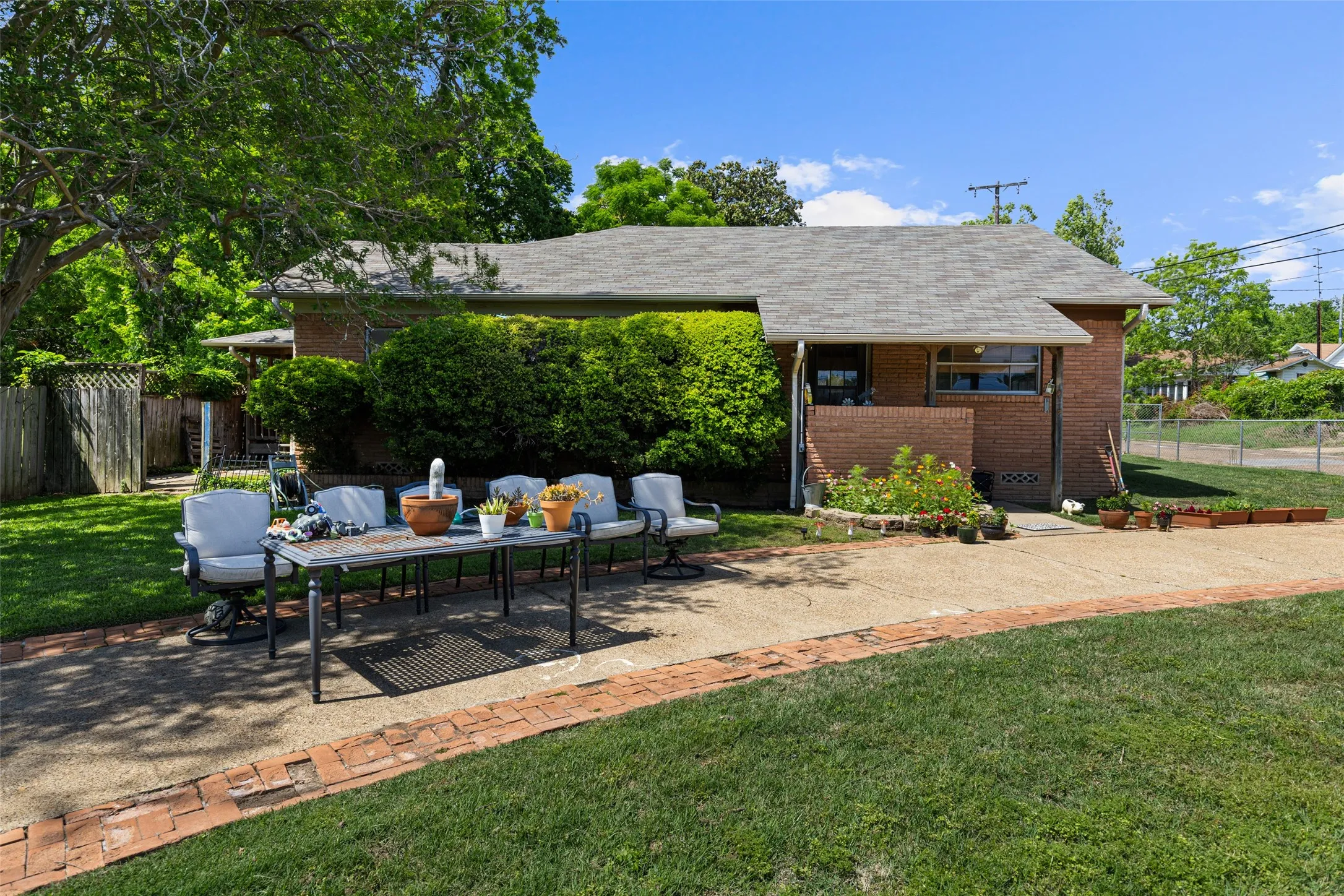Single Family Residence For Sale in Gregg County , 500 W Marshall Avenue, Gladewater, Texas 75647, 3 Bedroom, 2 Bathroom, Garage spaces, 2,264 Sqft, built in 1960, mls#21266617, Real Estate Agent in Gladewater, Homes For Sale in Gregg county, Homes For Sale in Gladewater, Realtor in Gladewater Texas, Real Estate Brokerage Independent Realty Texas, Luminita Cordes Realtor