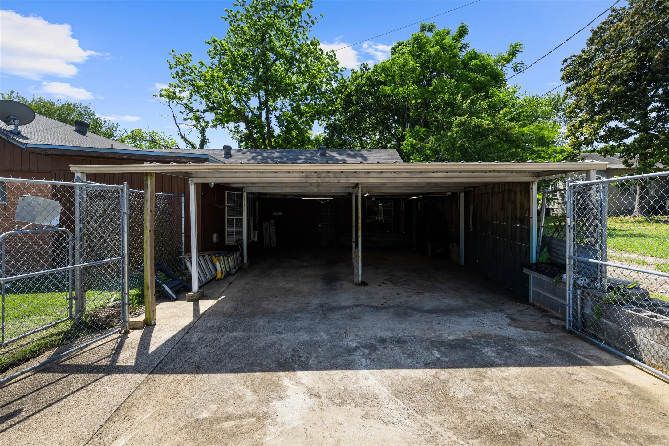 Single Family Residence For Sale in Gregg County , 500 W Marshall Avenue, Gladewater, Texas 75647, 3 Bedroom, 2 Bathroom, Garage spaces, 2,264 Sqft, built in 1960, mls#21266617, Real Estate Agent in Gladewater, Homes For Sale in Gregg county, Homes For Sale in Gladewater, Realtor in Gladewater Texas, Real Estate Brokerage Independent Realty Texas, Luminita Cordes Realtor