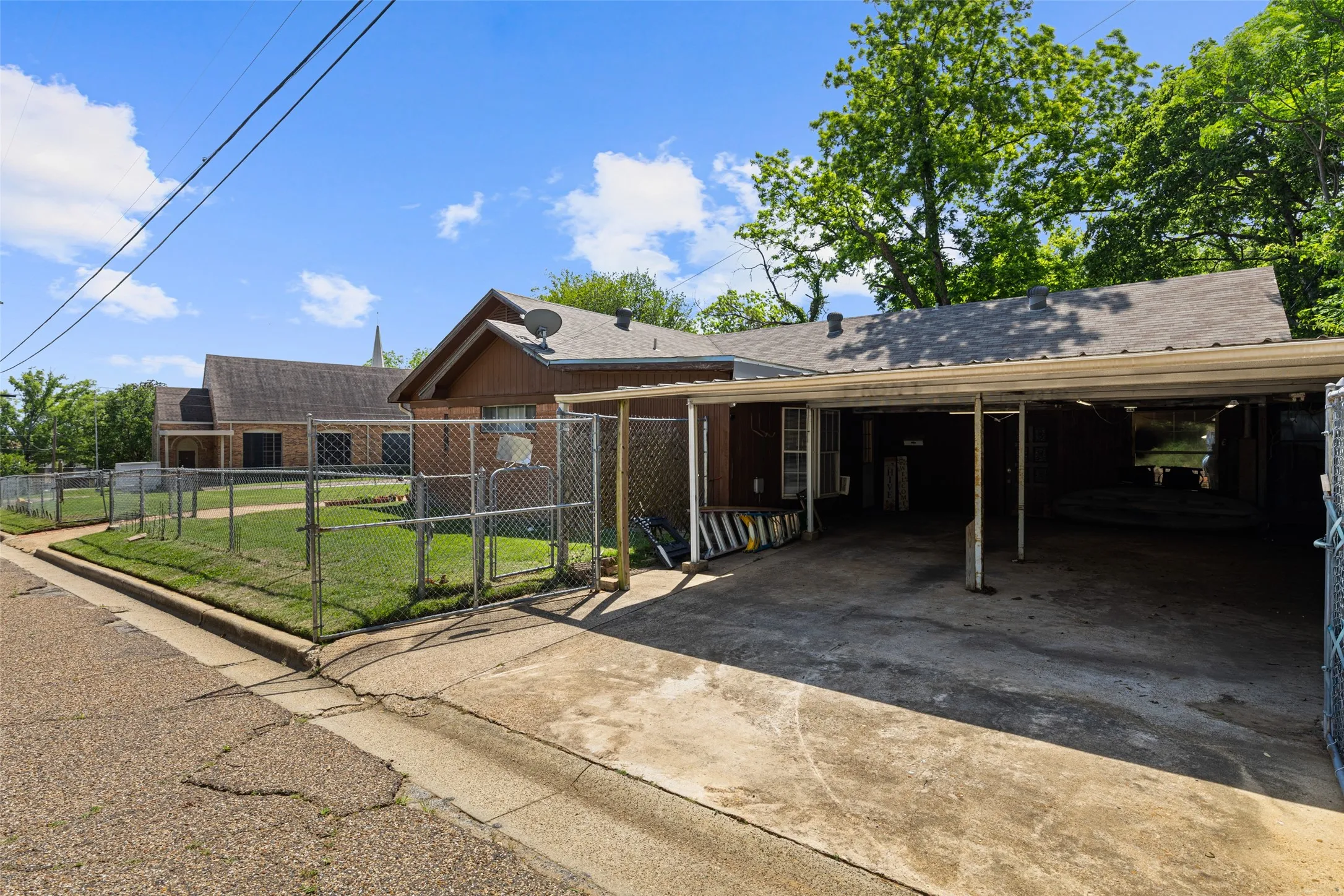 Single Family Residence For Sale in Gregg County , 500 W Marshall Avenue, Gladewater, Texas 75647, 3 Bedroom, 2 Bathroom, Garage spaces, 2,264 Sqft, built in 1960, mls#21266617, Real Estate Agent in Gladewater, Homes For Sale in Gregg county, Homes For Sale in Gladewater, Realtor in Gladewater Texas, Real Estate Brokerage Independent Realty Texas, Luminita Cordes Realtor