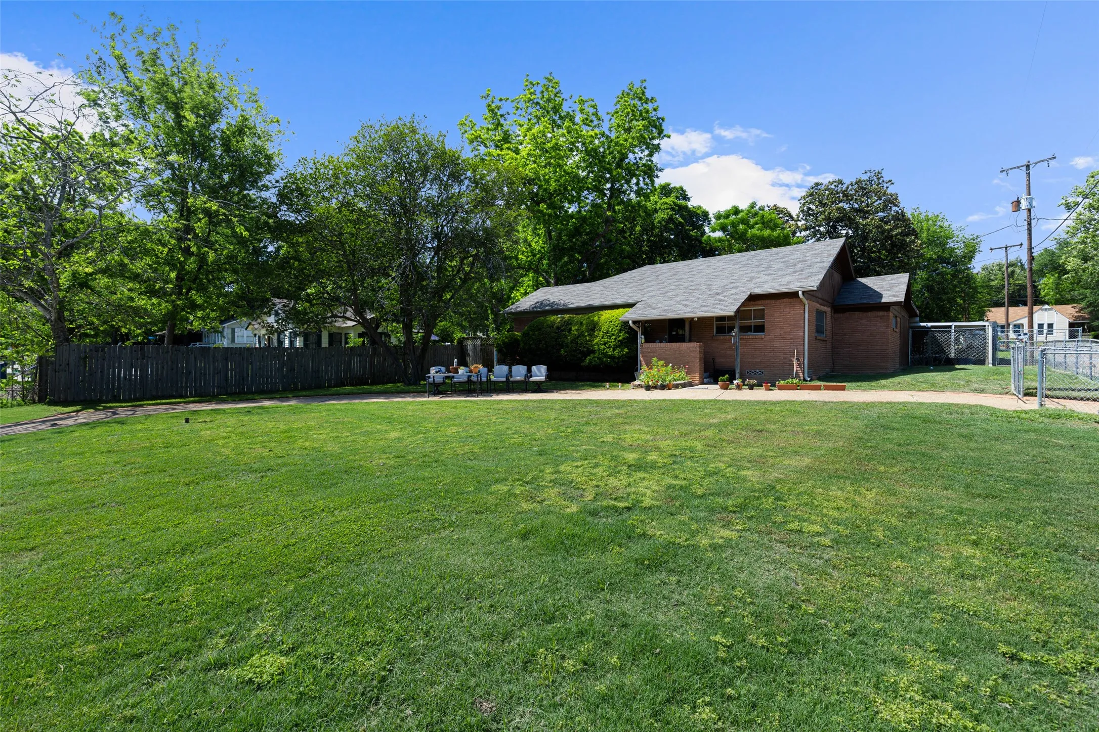 Single Family Residence For Sale in Gregg County , 500 W Marshall Avenue, Gladewater, Texas 75647, 3 Bedroom, 2 Bathroom, Garage spaces, 2,264 Sqft, built in 1960, mls#21266617, Real Estate Agent in Gladewater, Homes For Sale in Gregg county, Homes For Sale in Gladewater, Realtor in Gladewater Texas, Real Estate Brokerage Independent Realty Texas, Luminita Cordes Realtor