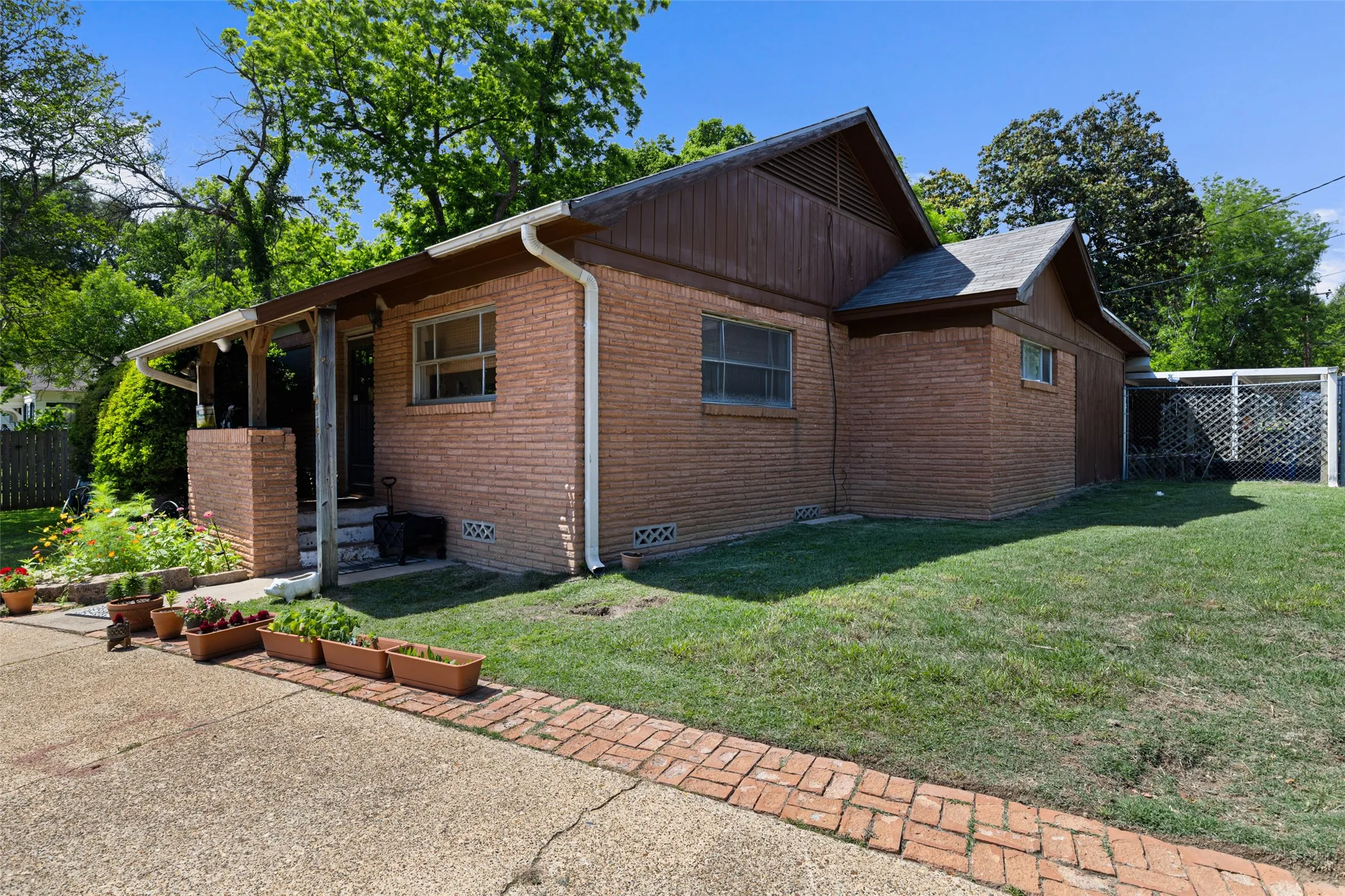 Single Family Residence For Sale in Gregg County , 500 W Marshall Avenue, Gladewater, Texas 75647, 3 Bedroom, 2 Bathroom, Garage spaces, 2,264 Sqft, built in 1960, mls#21266617, Real Estate Agent in Gladewater, Homes For Sale in Gregg county, Homes For Sale in Gladewater, Realtor in Gladewater Texas, Real Estate Brokerage Independent Realty Texas, Luminita Cordes Realtor